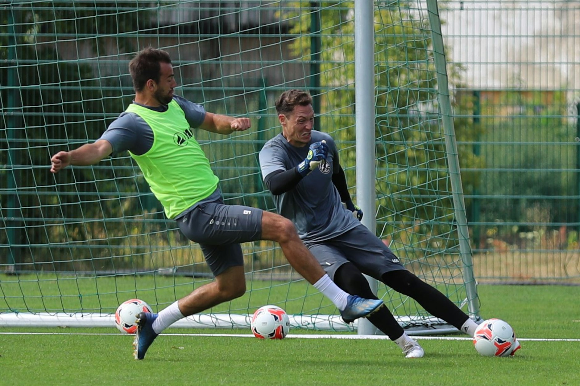 Auch im Training mit vollem Einsatz bei der Sache: Stürmer Christian Beck und Torwart Matthias Hamrol.