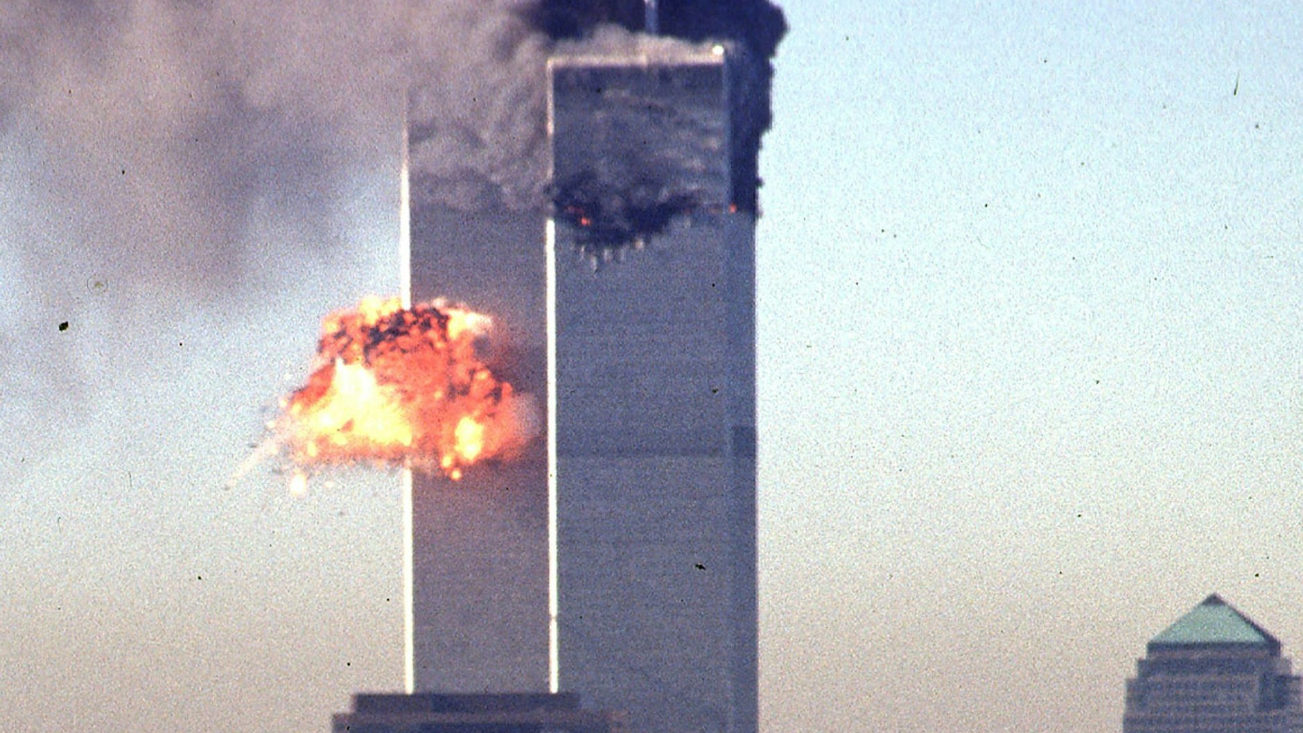 Der Moment, in dem ein voll besetztes Passagierflugzeug am 11. September 2001 in den zweiten Turm des World Trade Centers in New York einschlägt. Beide Hochhäuser stürzten ein.