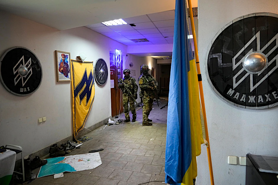 Russische Soldaten im Innern des Stützpunkts des ukrainischen Asow-Regiments
