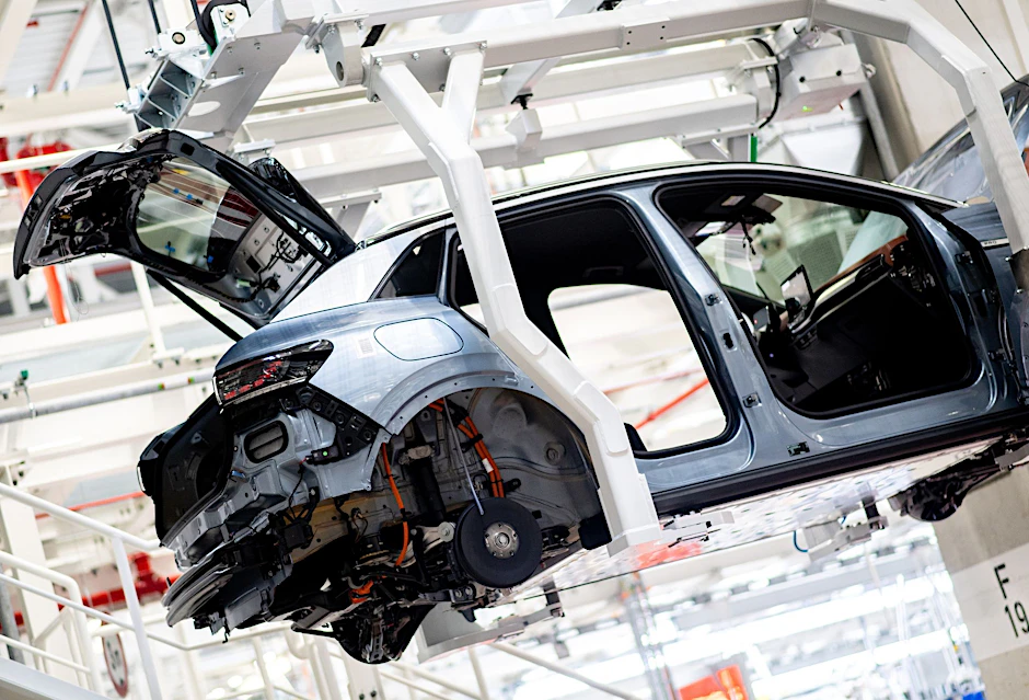 ARCHIV - Autoproduktion im VW-Werk in Emden. In der Automobilbranche berichteten «rund 90 Prozent der Unternehmen», dass sie nicht alle Materialien und Vorprodukte bekommen, heißt es vom Ifo.  