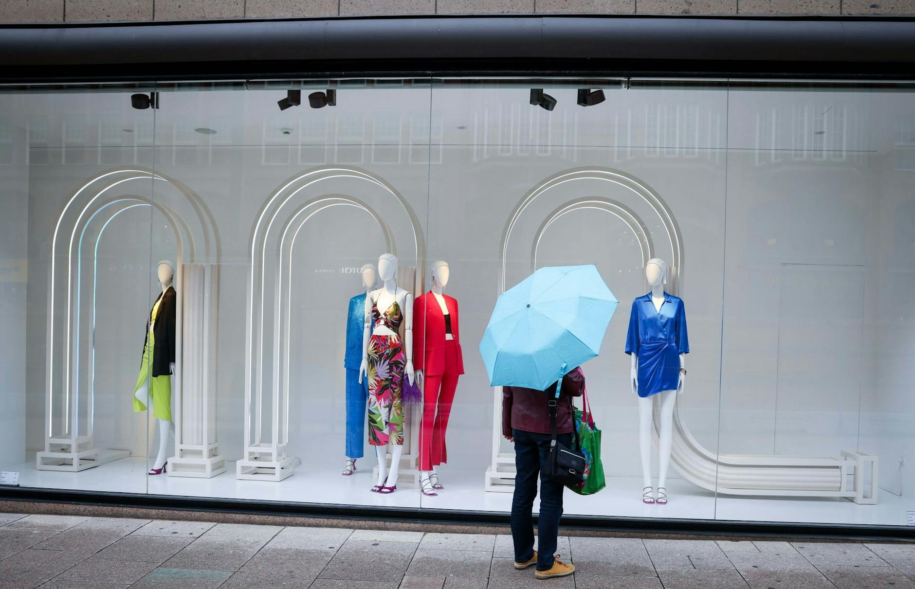 ARCHIV - Kaufen oder nicht? Die Verbraucherinnen und Verbraucher in Deutschland sind derzeit so zurückhaltend wie schon lange nicht mehr.