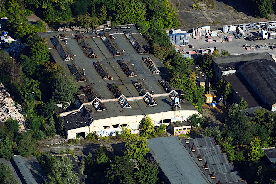 Blick auf die alten Hallen des Flugplatzes Johannisthal. Wie viel von der alten Bausubstanz kann erhalten werden?