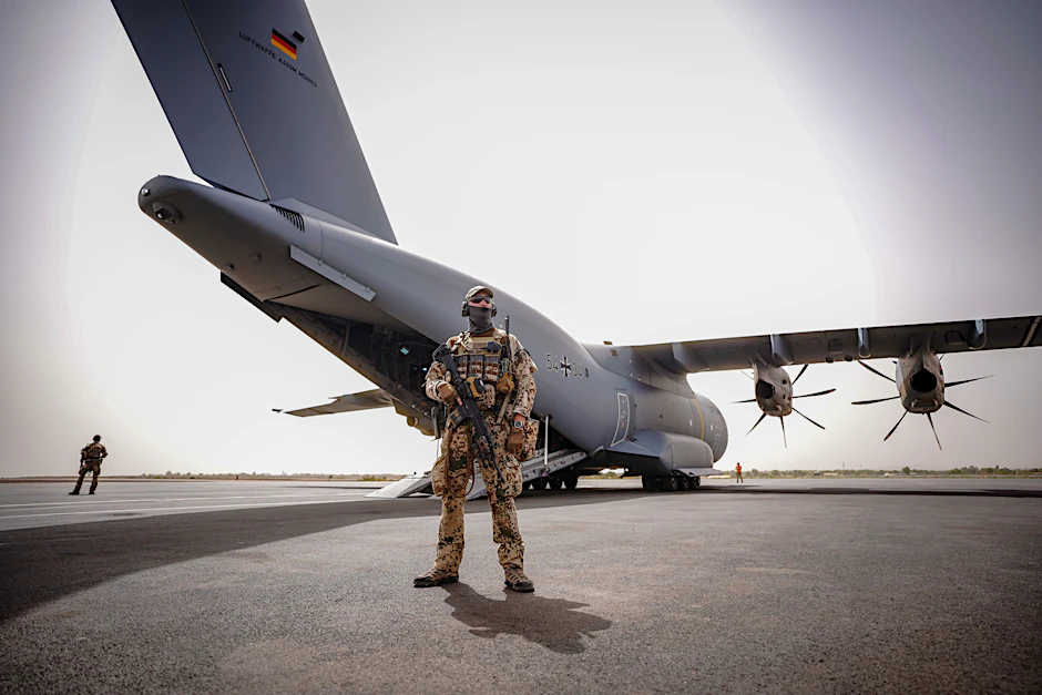 Bundeswehrsoldaten sichern auf dem Flughafen in Bamako die Maschine des deutschen Verteidigungsministeriums (Archivfoto).