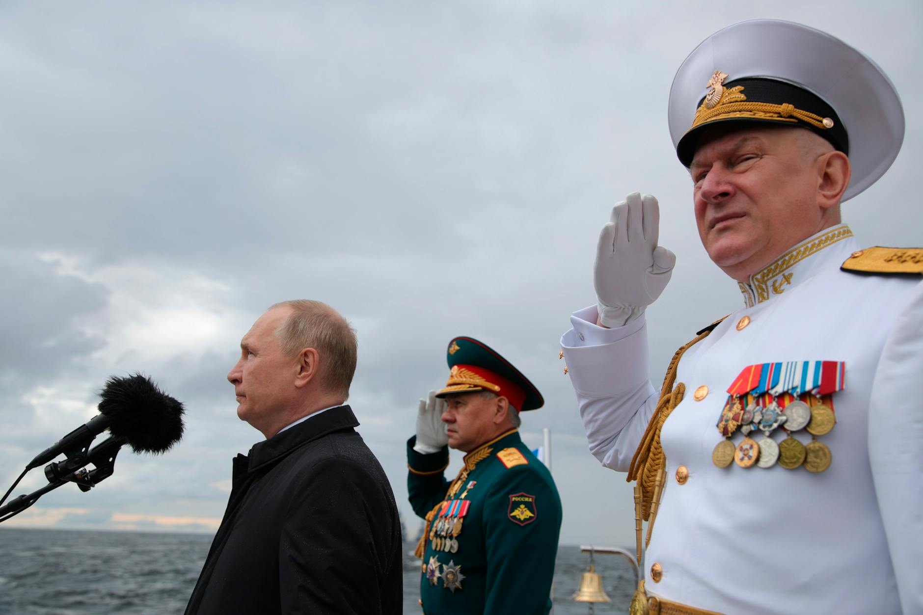 Wladimir Putin, links, Verteidigungsminister Sergei Shoigu, Mitte, und Marineadmiral Nikolai Yevmenov.