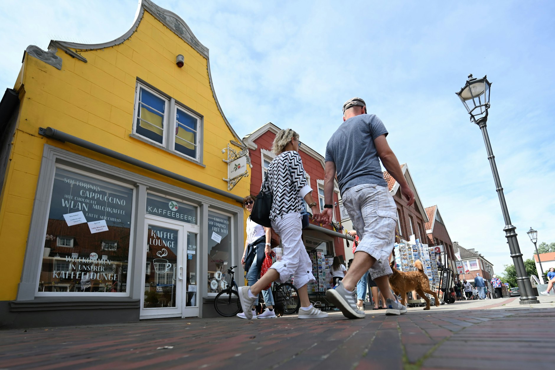 Passanten gehen an der Kaffeebeere in der Fußgängerzone vorbei. In dem Café dürfen seit einigen Tagen keine Kinder unter zehn Jahren mehr in den Innenbereich.