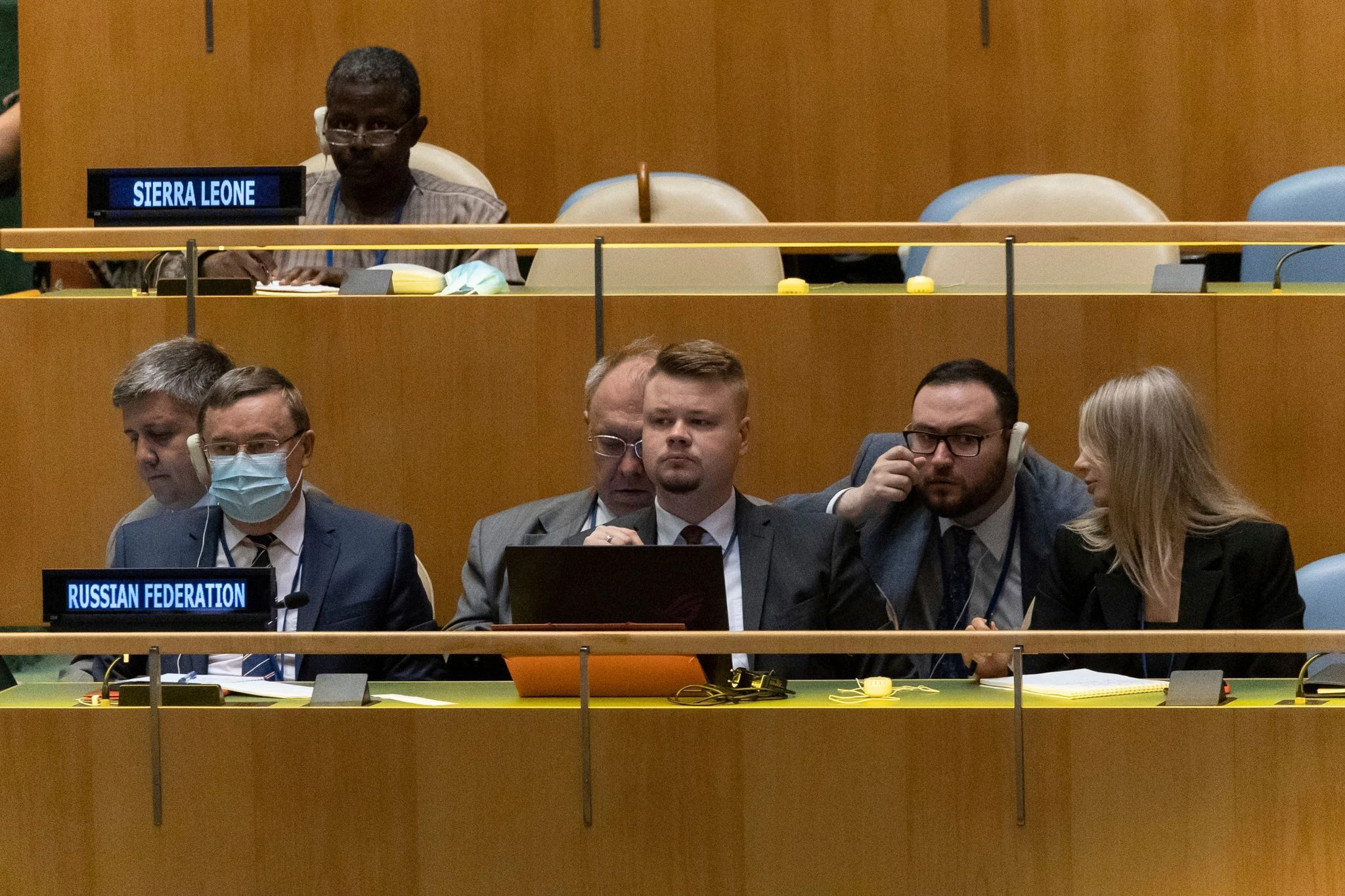 Russische Delegierte nehmen an der Konferenz teil.  
