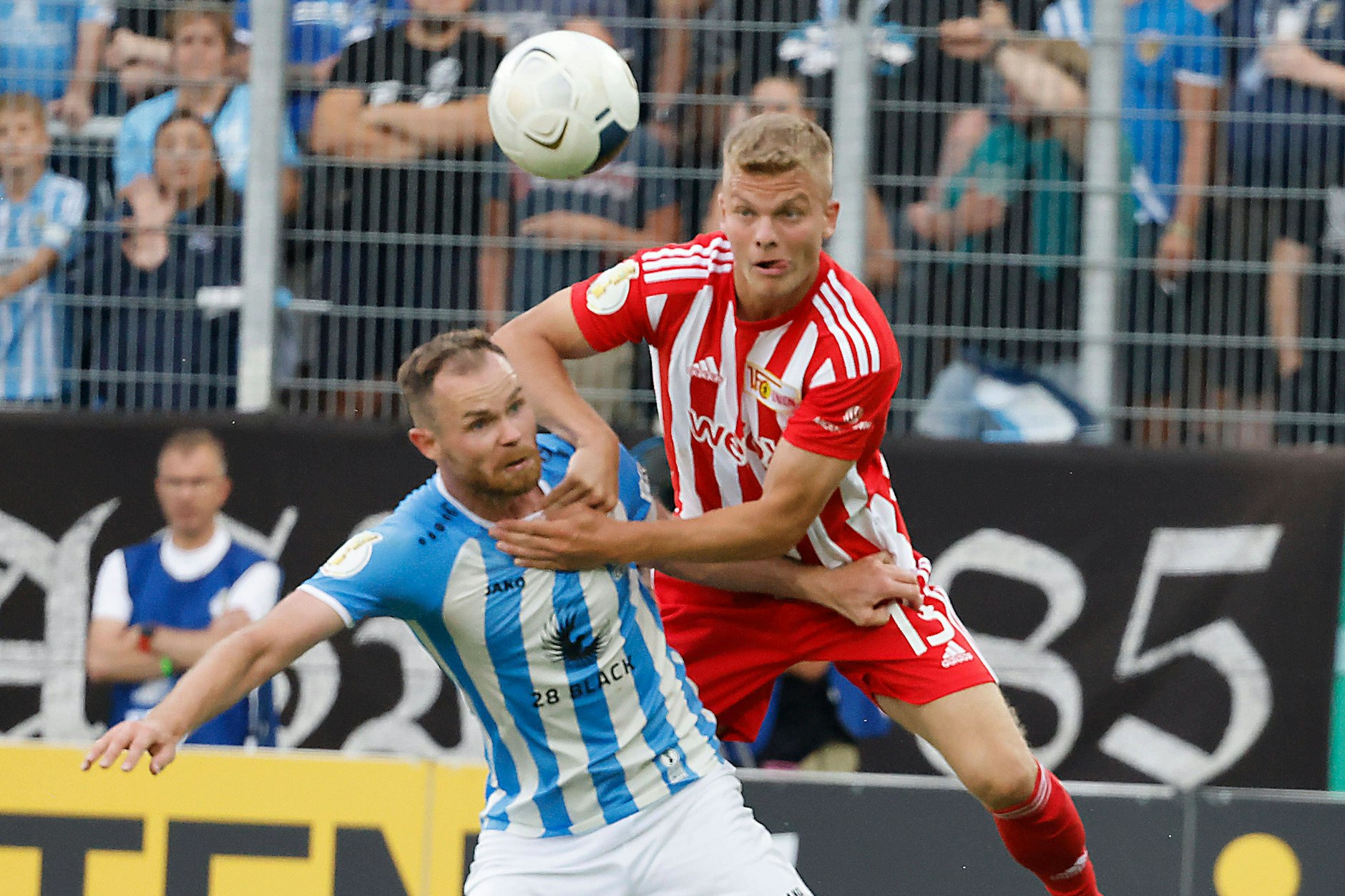 Andras Schäfer überspringt CFC-Kapitän Tobias Müller und setzt zum Kopfball an.