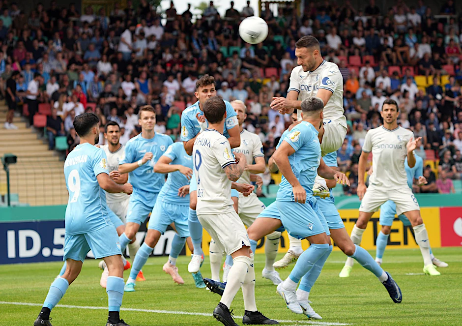 Bochums Ivan Ordets köpft den Ball in Richtung Berliner Tor.  