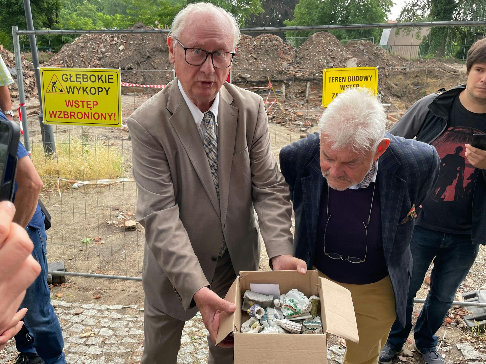 Florian Mausbach präsentiert bei einem Besuch an der Ausgrabungsstätte einige Funde im Pappkarton.