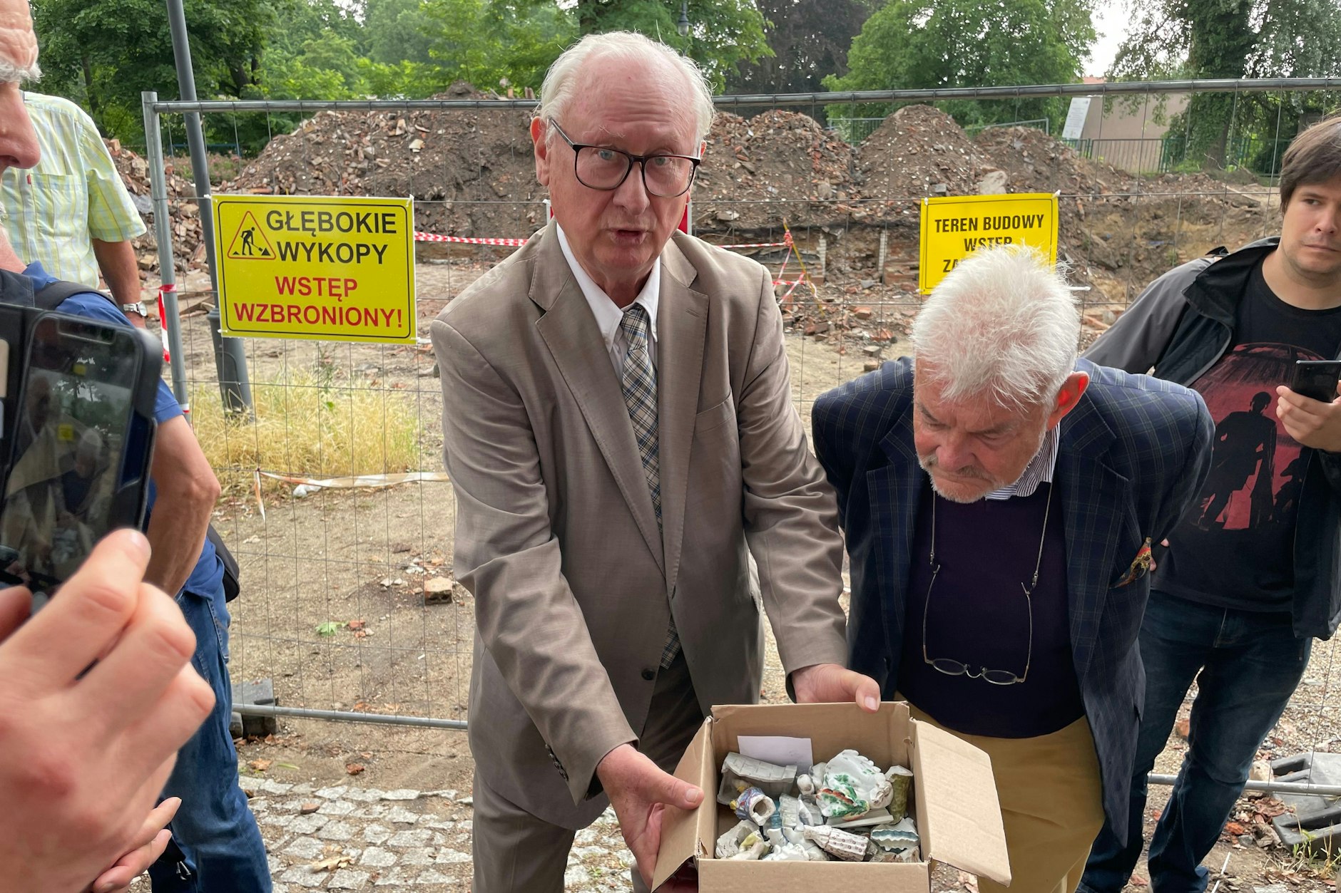 Florian Mausbach am Ort seines gegenwärtigen Lieblingsprojekts: Er zeigt Ausgrabungen aus dem Keller der Villa Wolf in Gubin, einem Werk Ludwig Mies van der Rohes, das der Pensionär Mausbach wieder auferstehen lassen will.