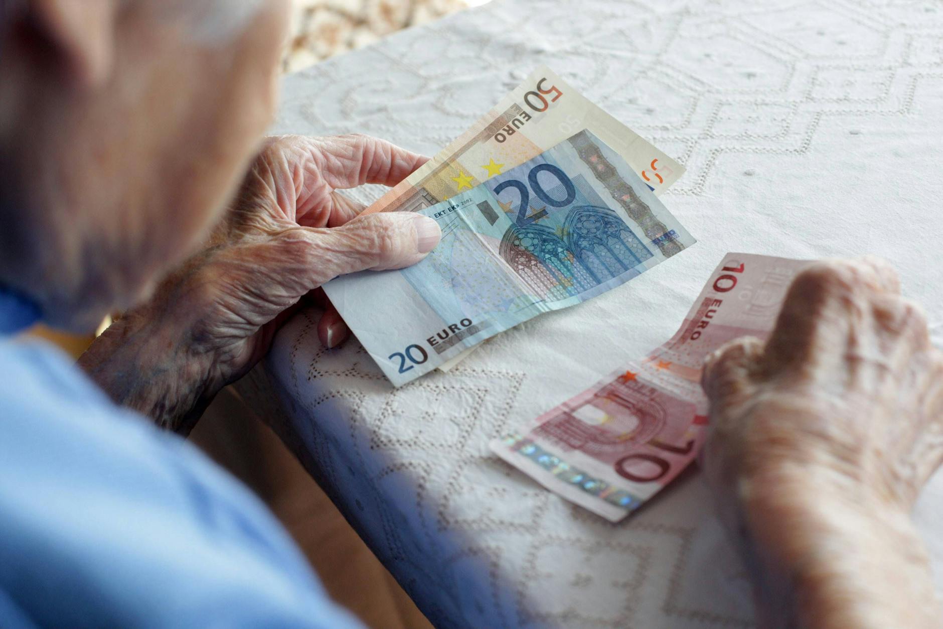 Eine Seniorin zählt ihr Geld (Symbolbild).