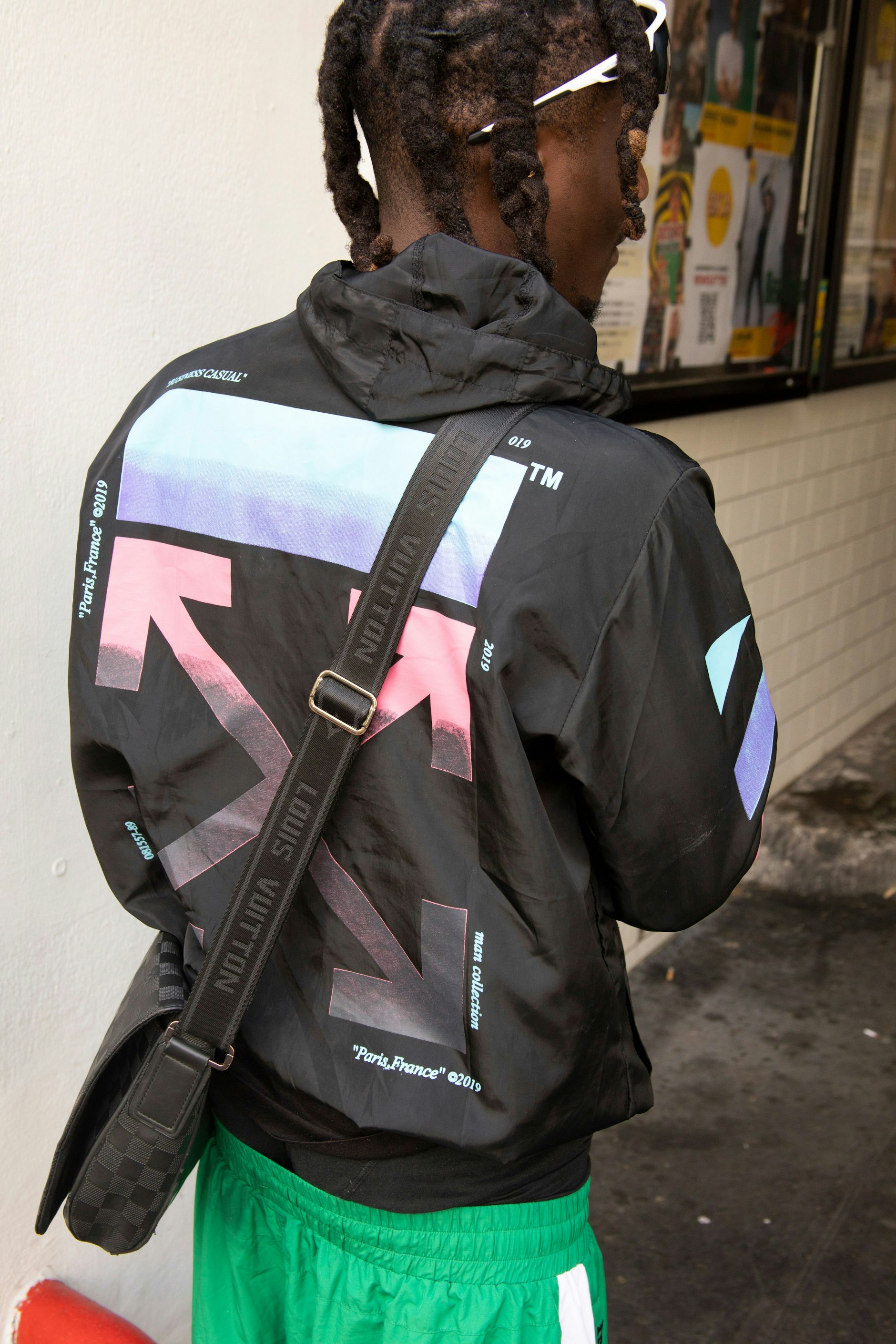 Die guten Stücke: Windbreaker aus einer 2019er-Kollektion von Off-White, die Umhängetasche von Louis Vuitton mit klassischem Damier-Muster ...