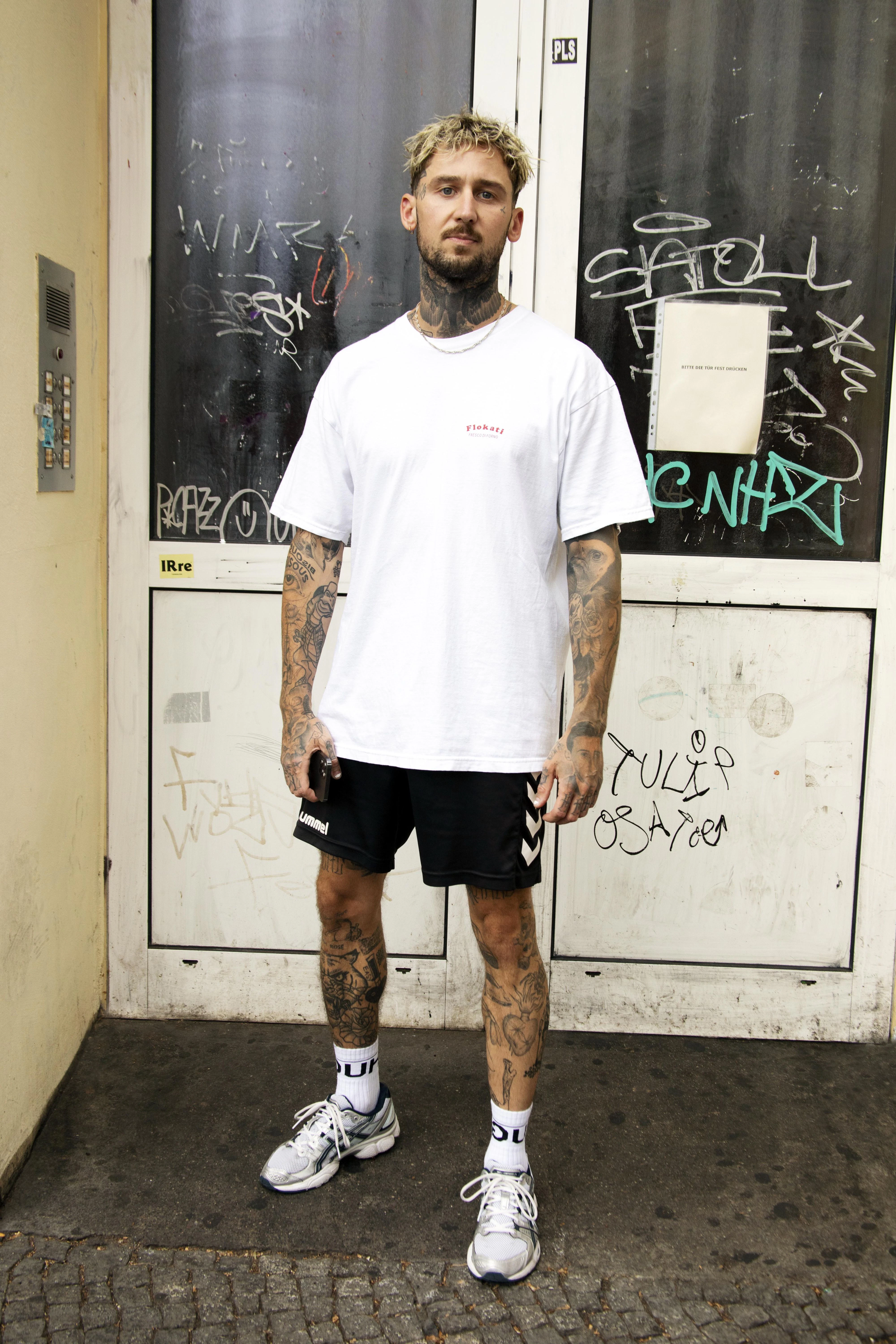 Joey hat Feierabend und ist auf dem Weg zum U-Bahnhof Mehringdamm. Er arbeitet bereits seit zehn Jahren als Tattoo-Artist, was visuell erahnbar ist. Sein derzeitiger Arbeitgeber ist das Studio Pechschwarz in der Kreuzbergstraße.
