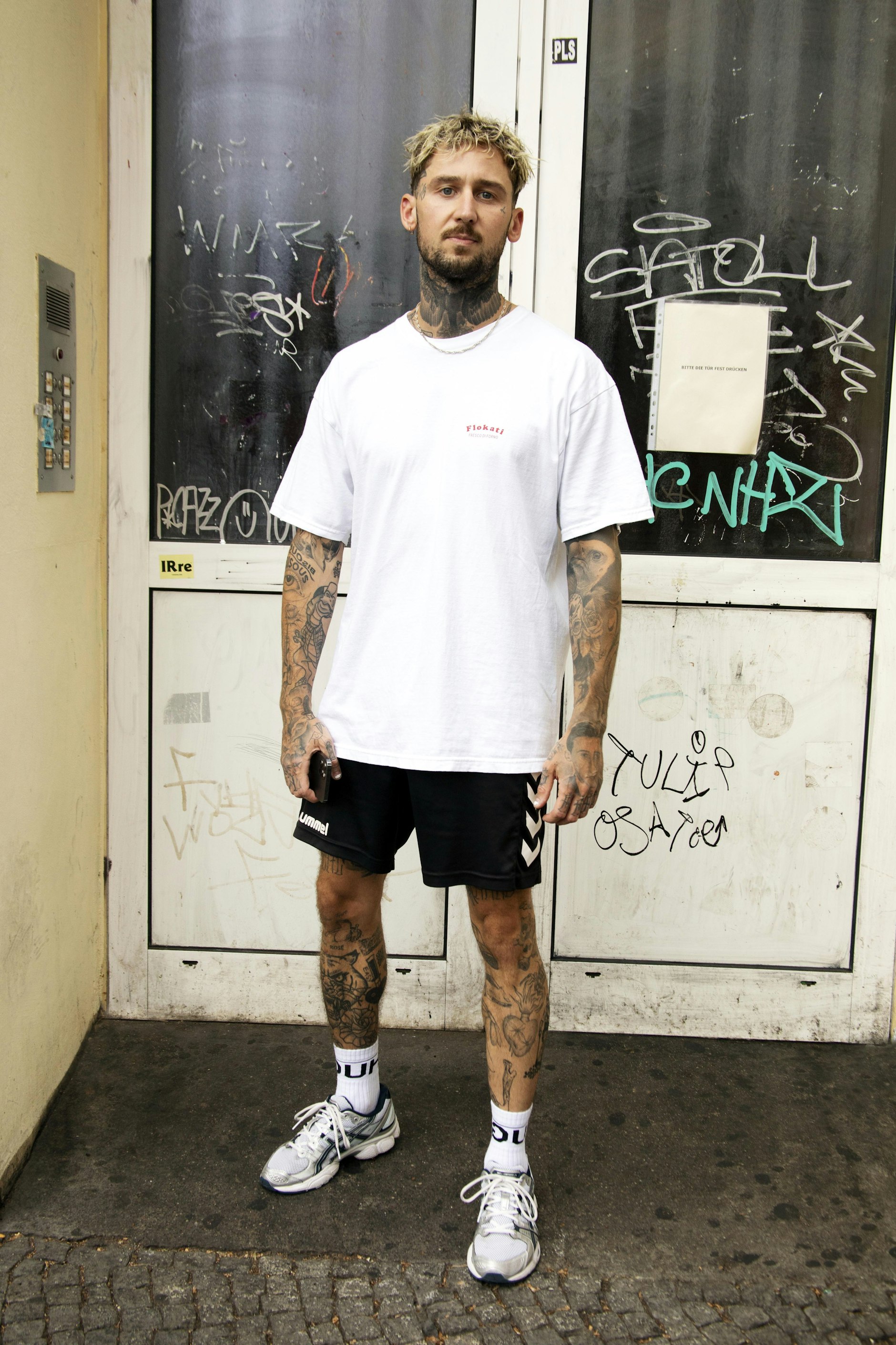 Joey hat Feierabend und ist auf dem Weg zum U-Bahnhof Mehringdamm. Er arbeitet bereits seit zehn Jahren als Tattoo-Artist, was visuell erahnbar ist. Sein derzeitiger Arbeitgeber ist das Studio Pechschwarz in der Kreuzbergstraße.