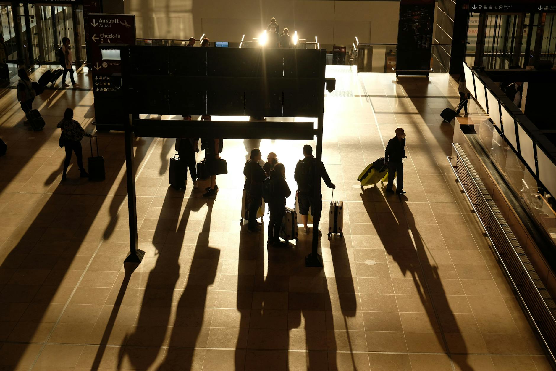 Vor der großen Reise: Passagiere am Flughafen Berlin Brandenburg, kurz BER.