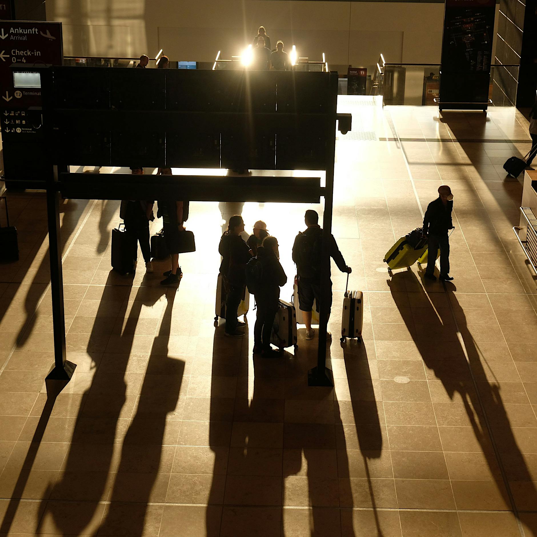 Flughafen BER: 400 Reisende bleiben mit Zug in Berlin stehen