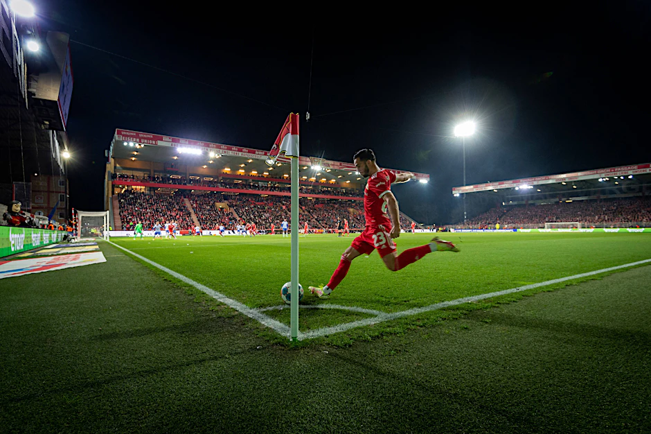 Vor ausverkauftem Haus durfte Niko Gießelmann nicht nur diese Ecke treten, sondern nach dem Spiel einen 2:0-Derbysieg mit dem 1. FC Union gegen Hertha BSC feiern.