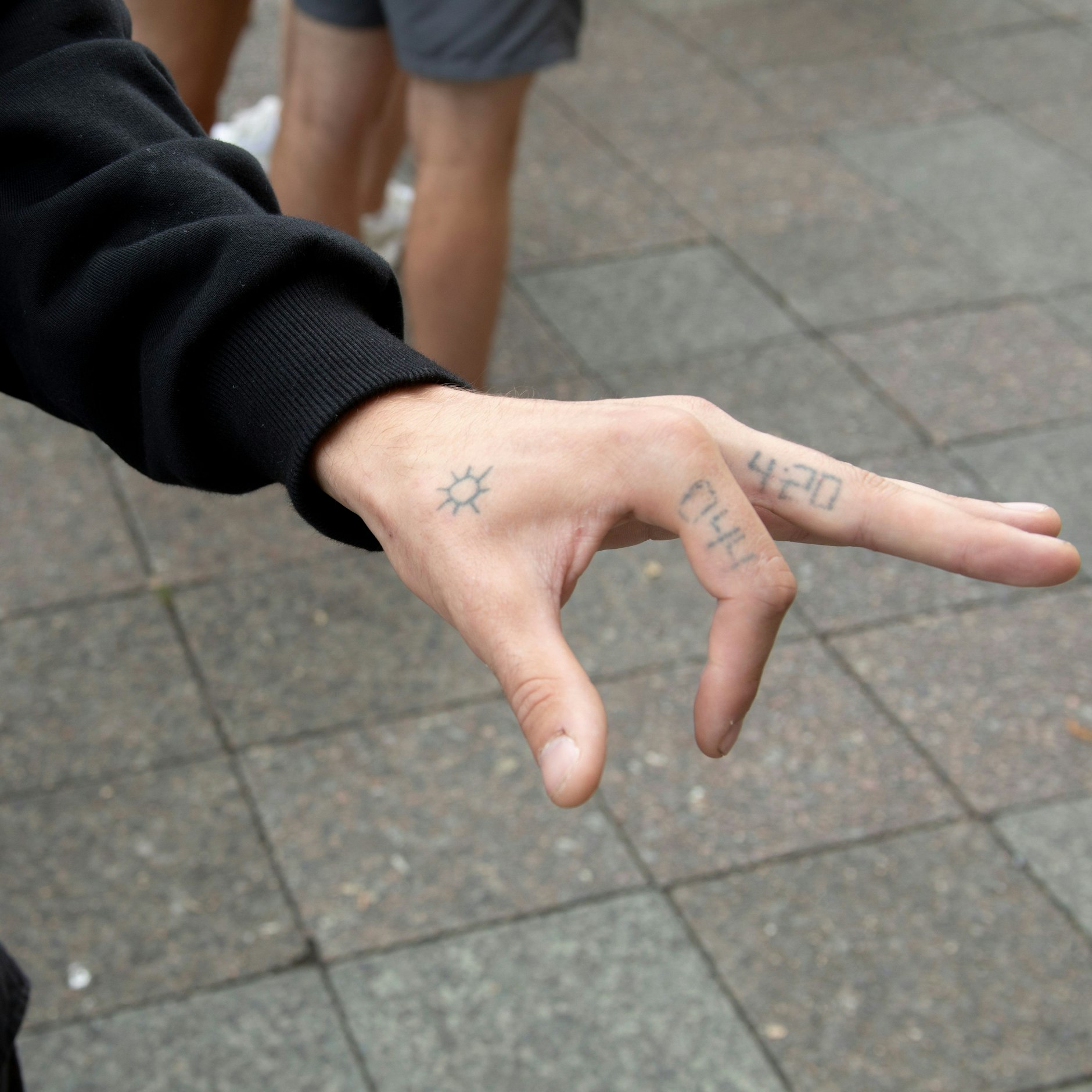 Die tätowierten Ziffern 044 stehen für die Postleitzahl von Kiev, 4:20 ist der internationale Kiffer-Code.