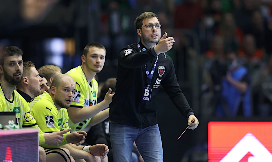 ARCHIV - Der Berliner Trainer Jaron Siewert reagiert am Spielfeldrand.  