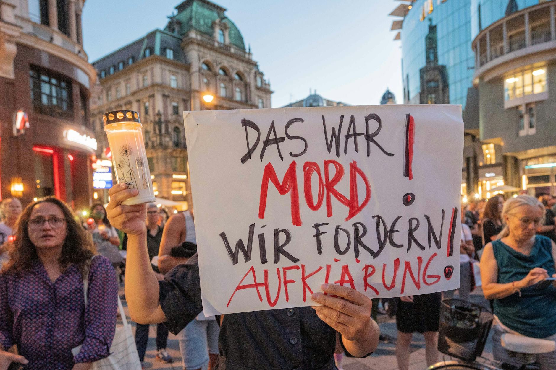 Trauerkundgebung für Lisa-Maria Kellermayr: Teilnehmer richten schwere Anschuldigungen an die Behörden.