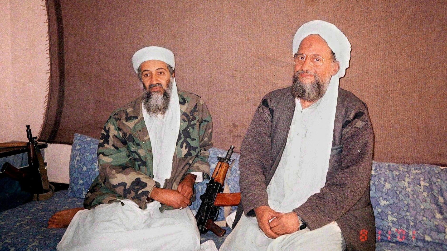 Osama bin Laden (l.) zusammen mit seinem Stellvertreter Aiman al-Sawahiri in einem Versteck in Afghanistan.  