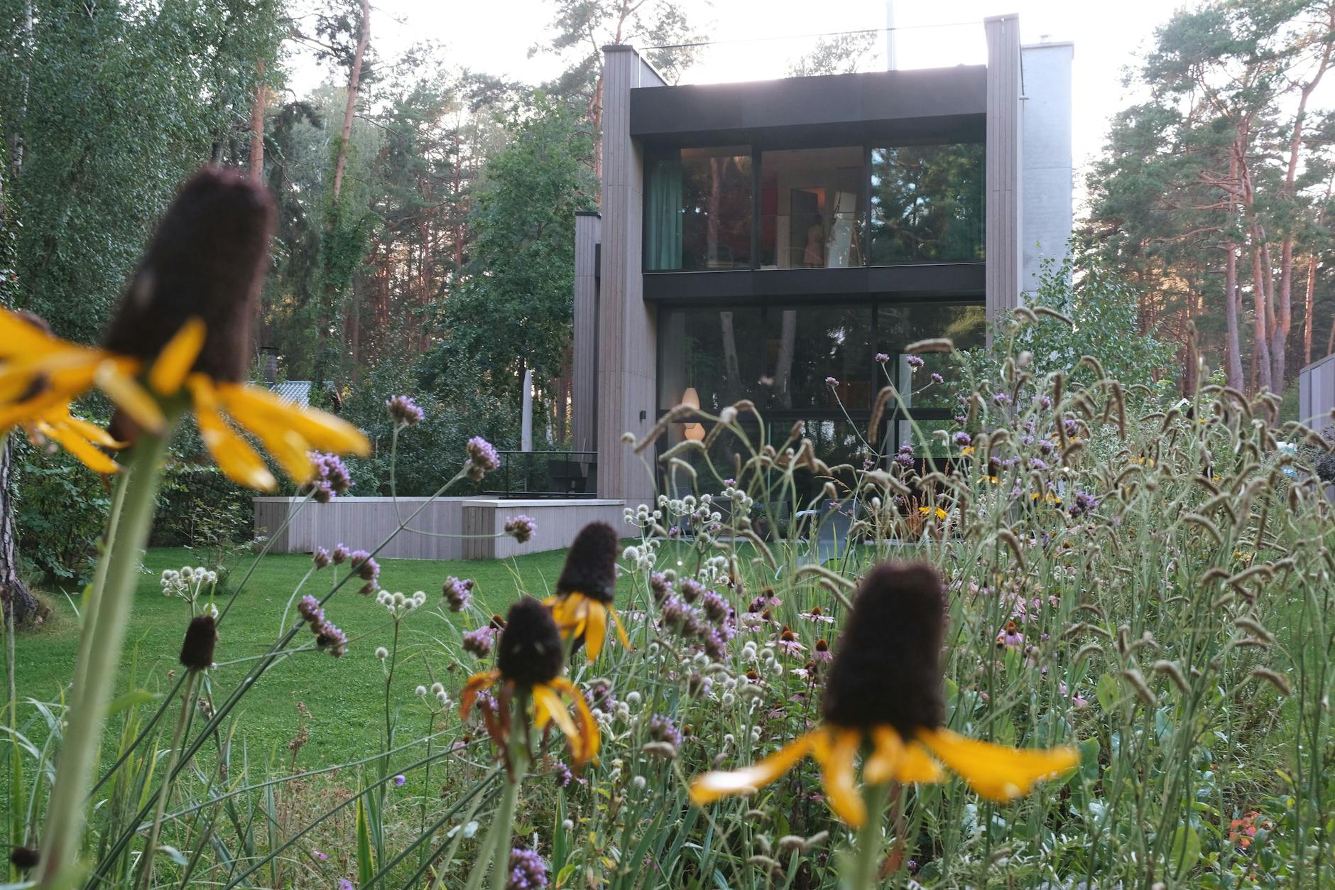 Ein Paradies, 30 Autominuten von Berlin entfernt: das Haus am Wandlitzsee. Den Garten hat Rainer Elstermann geplant und sich dabei auch von den umstehenden hohen Kiefern nicht einschüchtern lassen.