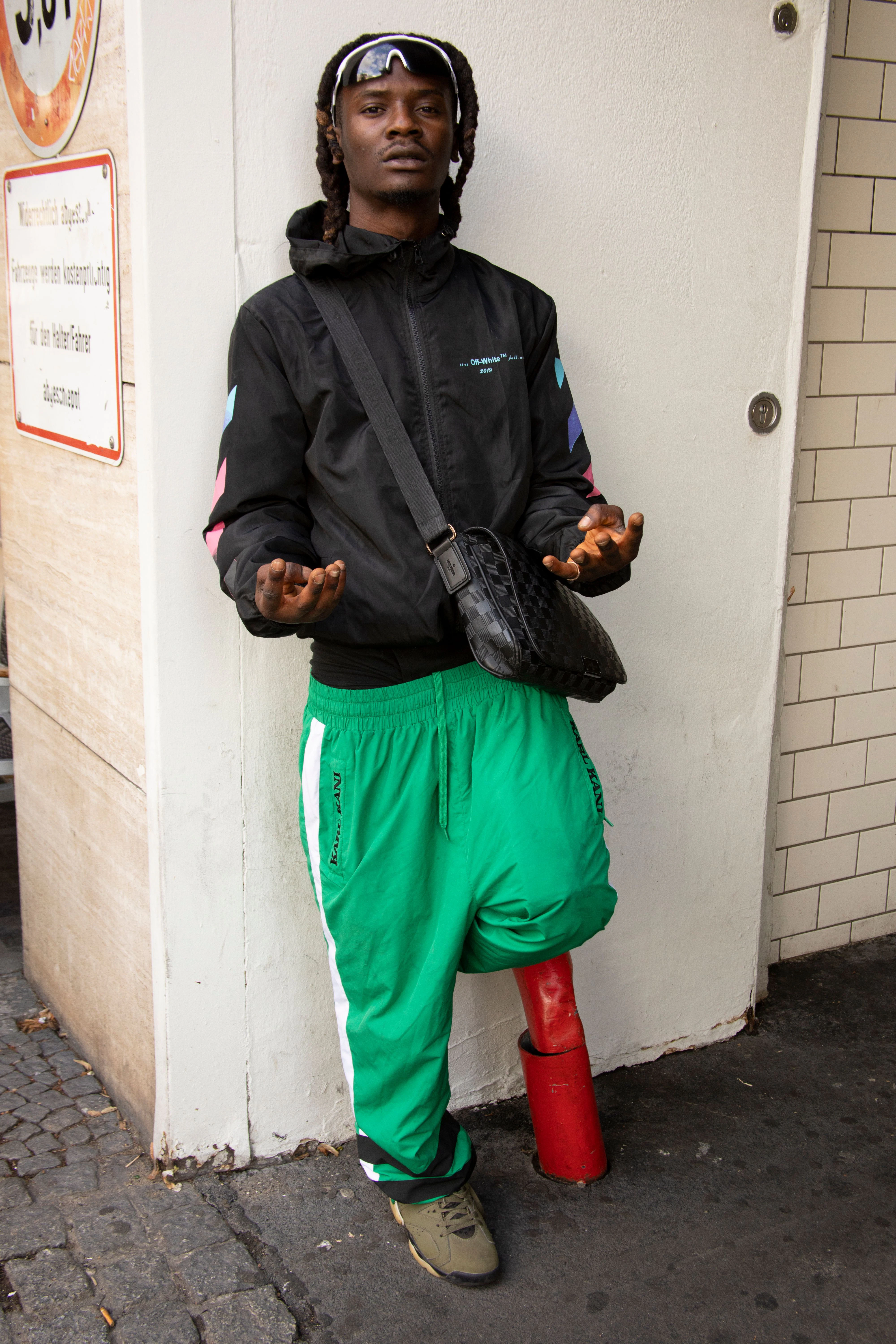Einen amtlichen Streetwear-Look präsentiert Boomski. Der Musiker aus Brandenburg trägt ausschließlich Marken, nur die Brille ist von dm, erzählt er heiter.