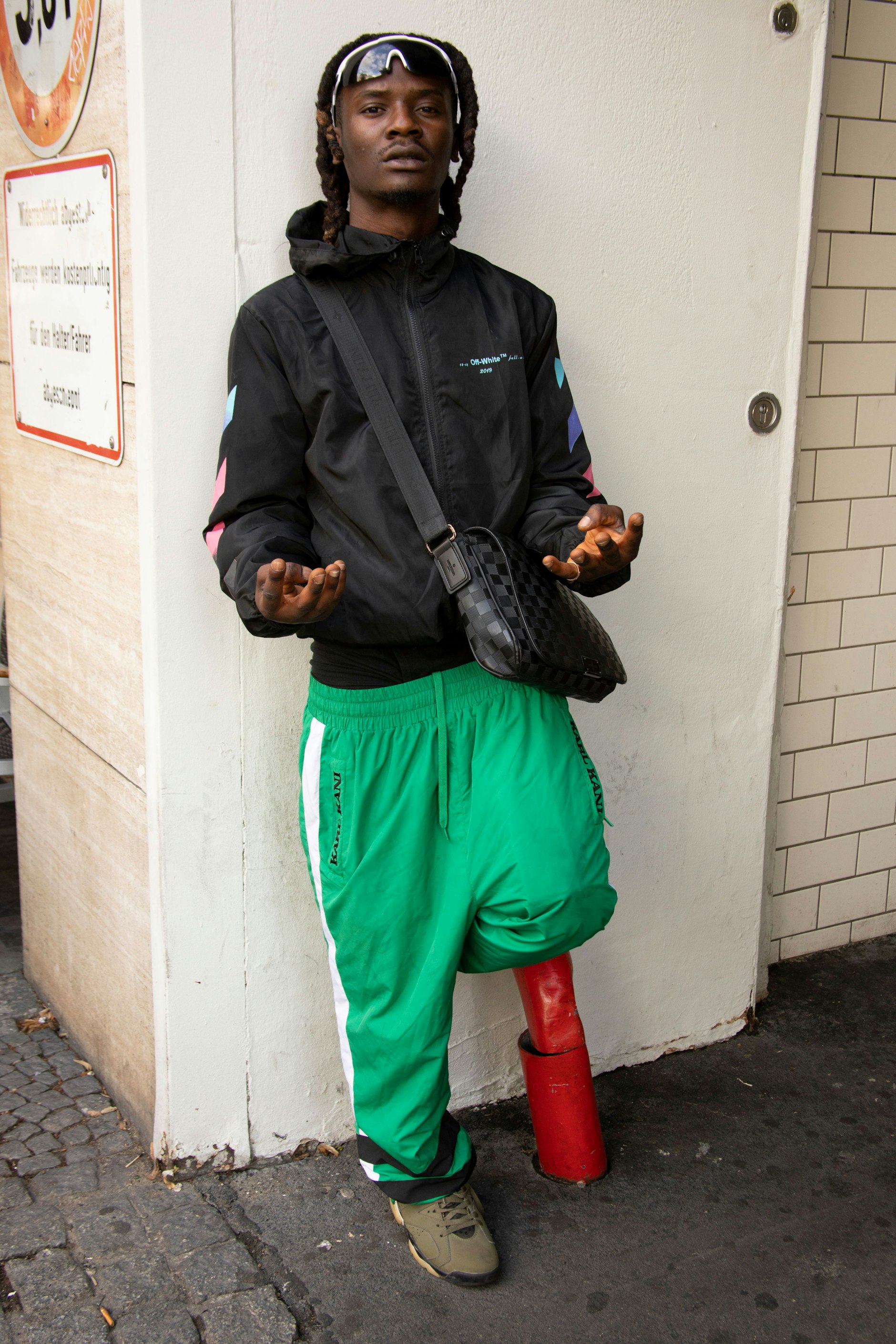 Einen amtlichen Streetwear-Look präsentiert Boomski. Der Musiker aus Brandenburg trägt ausschließlich Marken, nur die Brille ist von dm, erzählt er heiter.