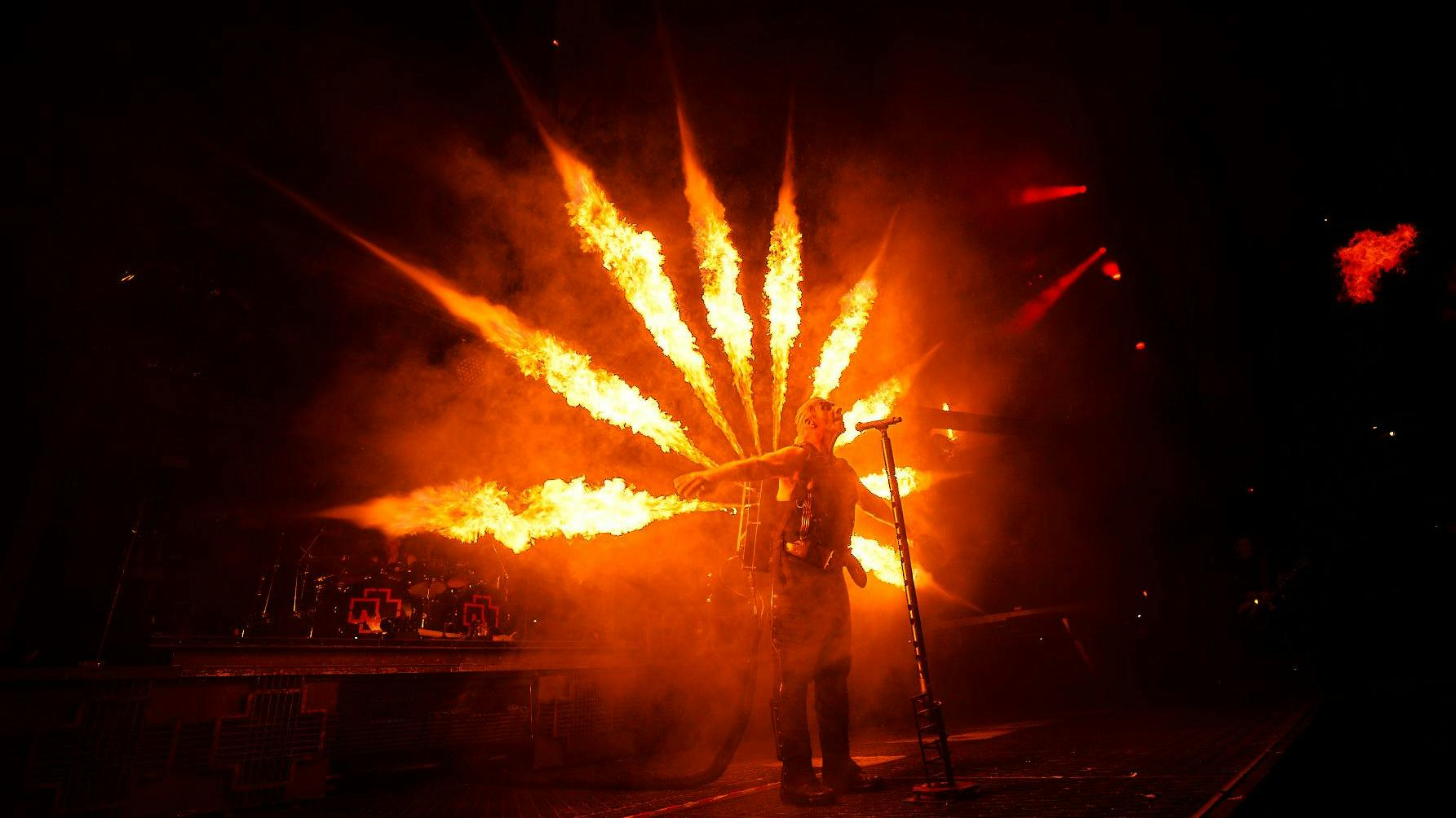 Till Lindemann, der Frontmann von Rammstein, beim Konzert der Band in Warschau.