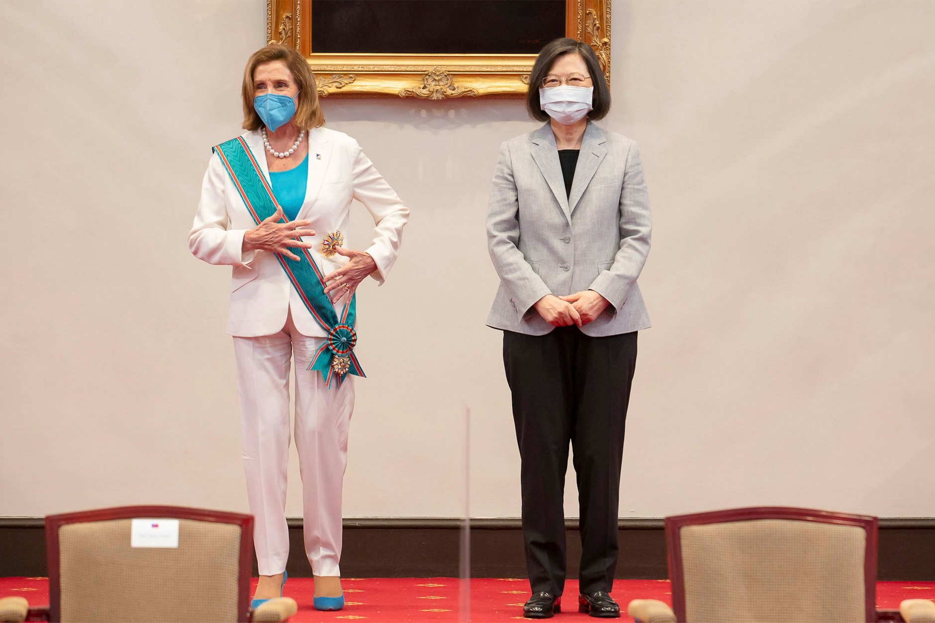 Nancy Pelosi und Taiwans Präsidentin Tsai Ing-wen. Die US-Politikerin trägt die Schärpe des zivilen „Ordens der günstigen Wolken“, den ihr Tsai verliehen hatte.