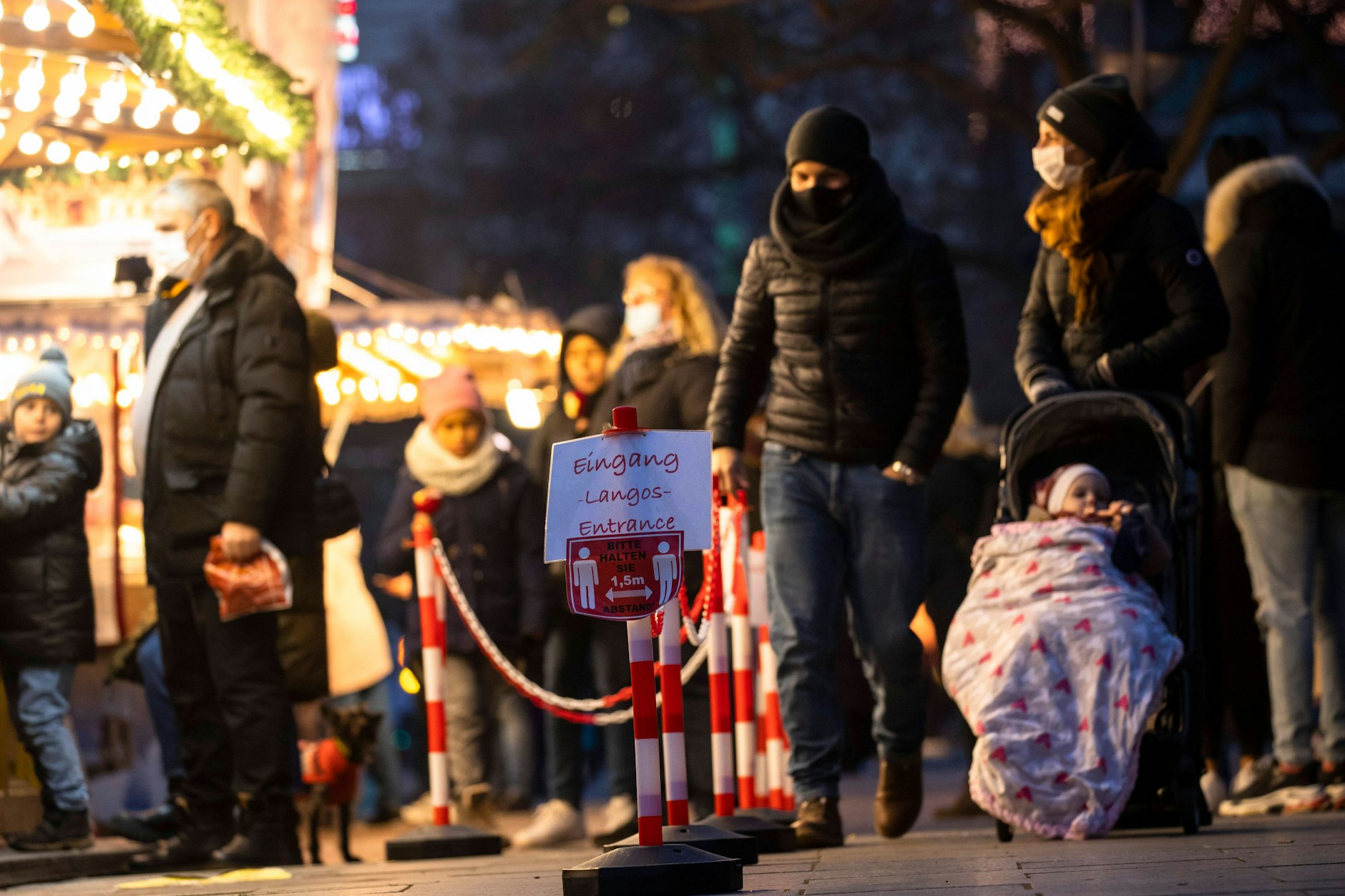 Auch auf Außenveranstaltungen wie Weihnachtsmärkten könnten Masken verpflichtend werden, wenn die Corona-Zahlen hochschnellen.