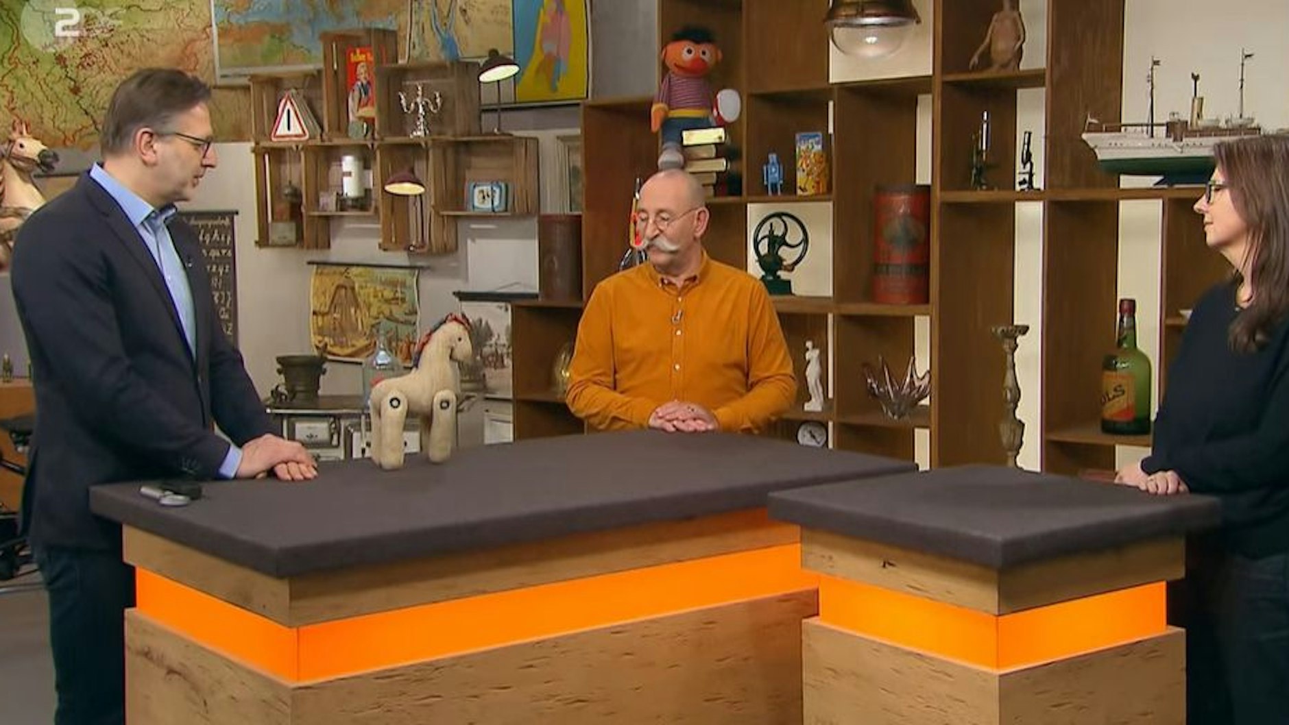 Selten und gut erhalten. Das treibt den Preis des alten Spielzeugpferdes bei „Bares für Rares“ nach oben. Bei der Expertise schauen sich Detlef Kümmel und Horst Lichter das Spielzeug an.