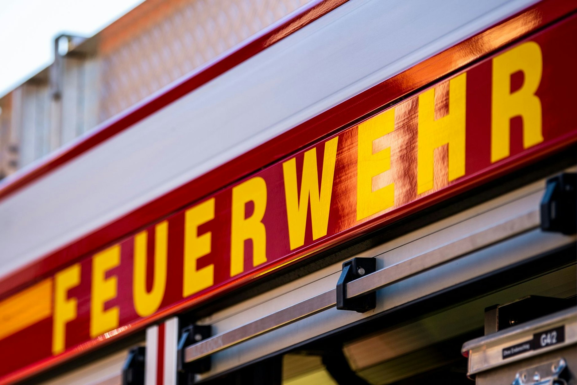 PRODUKTION - Auf dem Einsatzfahrzeug ist in gelber Farbe der Schriftzug «Feuerwehr» zu lesen.  