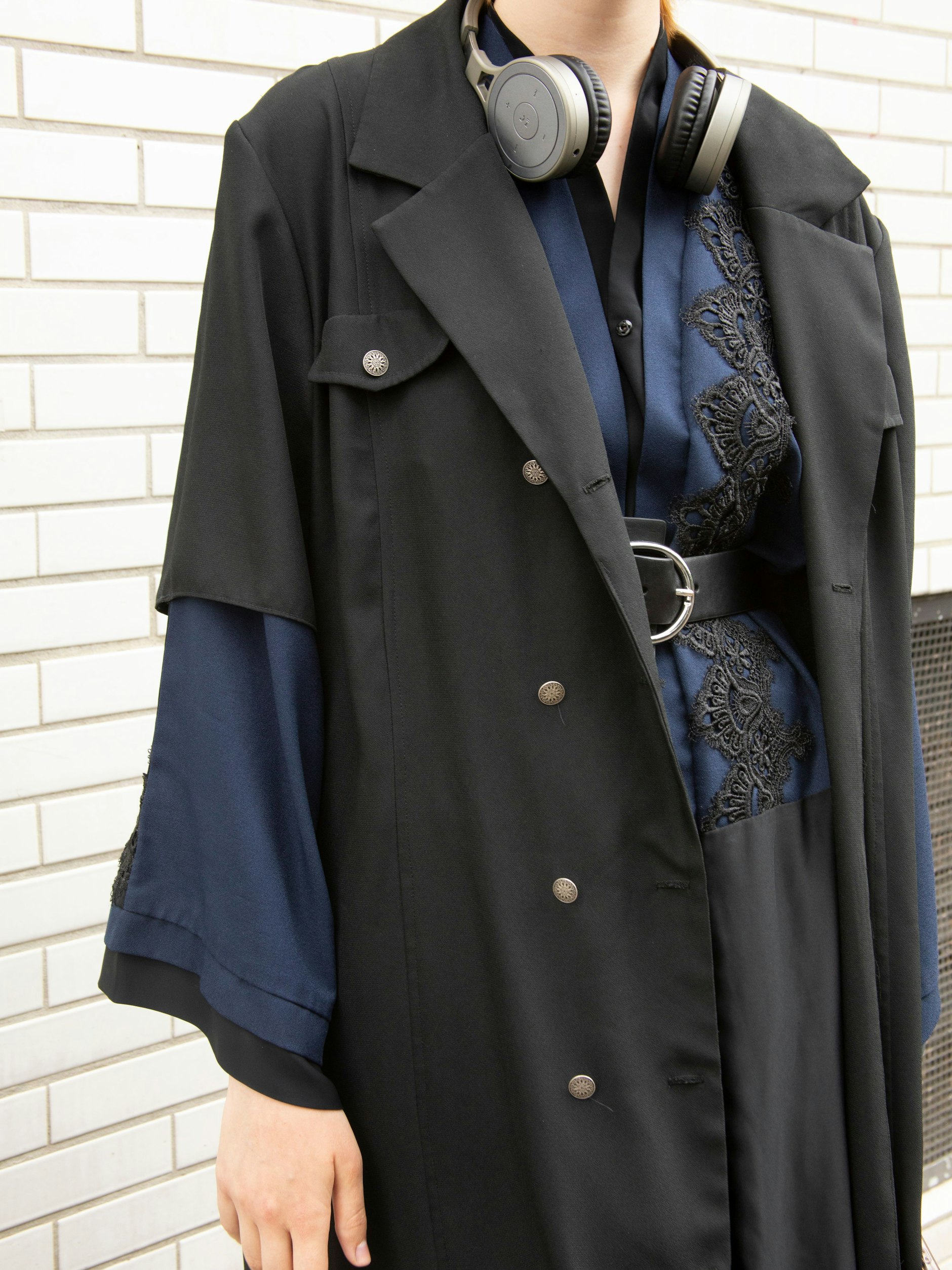 Gekonnt blau-schwarz gelayert bereichert die 19-jährige Kateryna das Berliner Stadtbild.