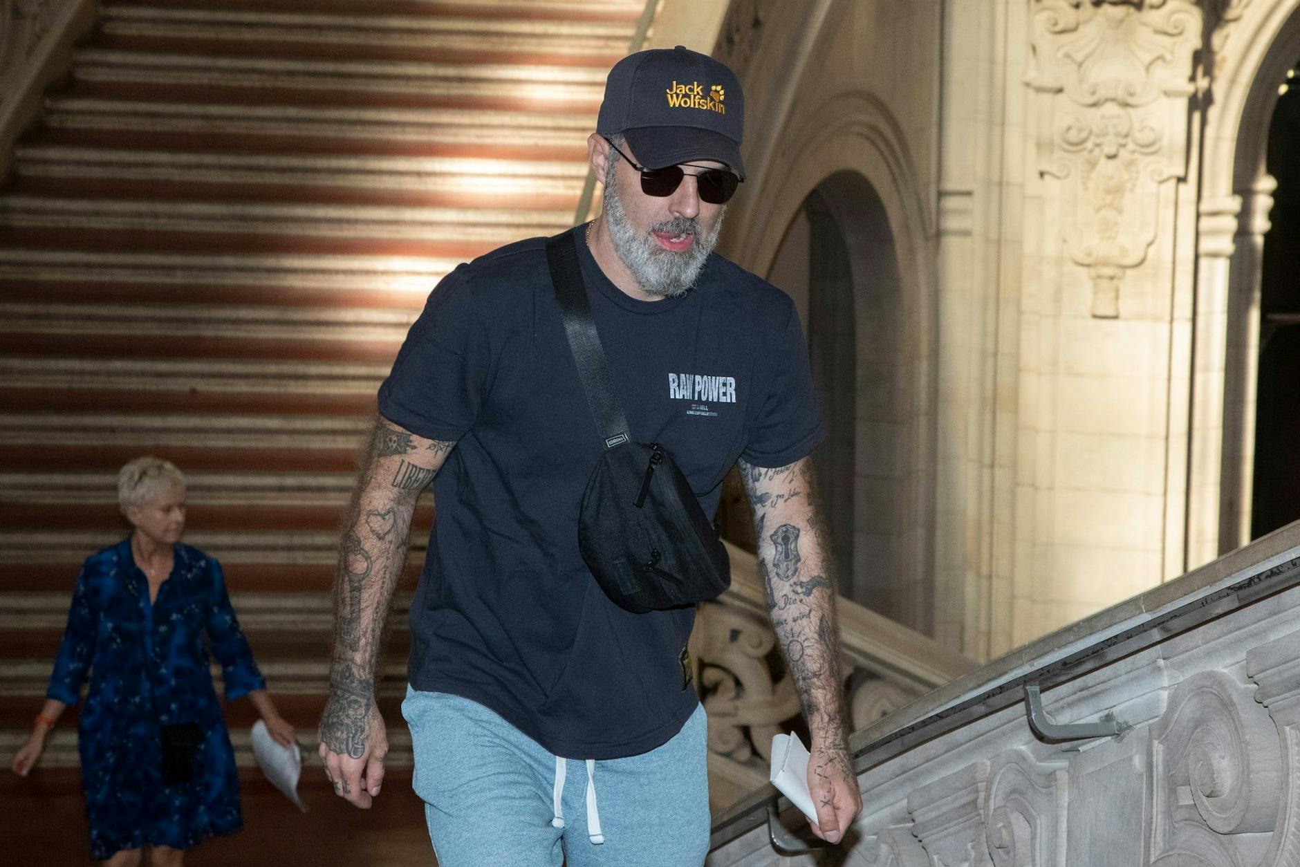 Der Rapper Danny Bokelmann alias D-Bo
auf dem Weg zu seiner Aussage im Saal 500 des Landgerichts Berlin.