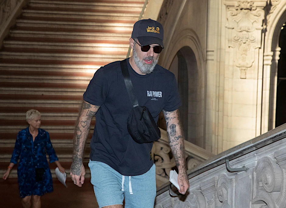 Der Rapper Danny Bokelmann alias D-Bo
              
              auf dem Weg zu seiner Aussage im Saal 500 des Landgerichts Berlin.