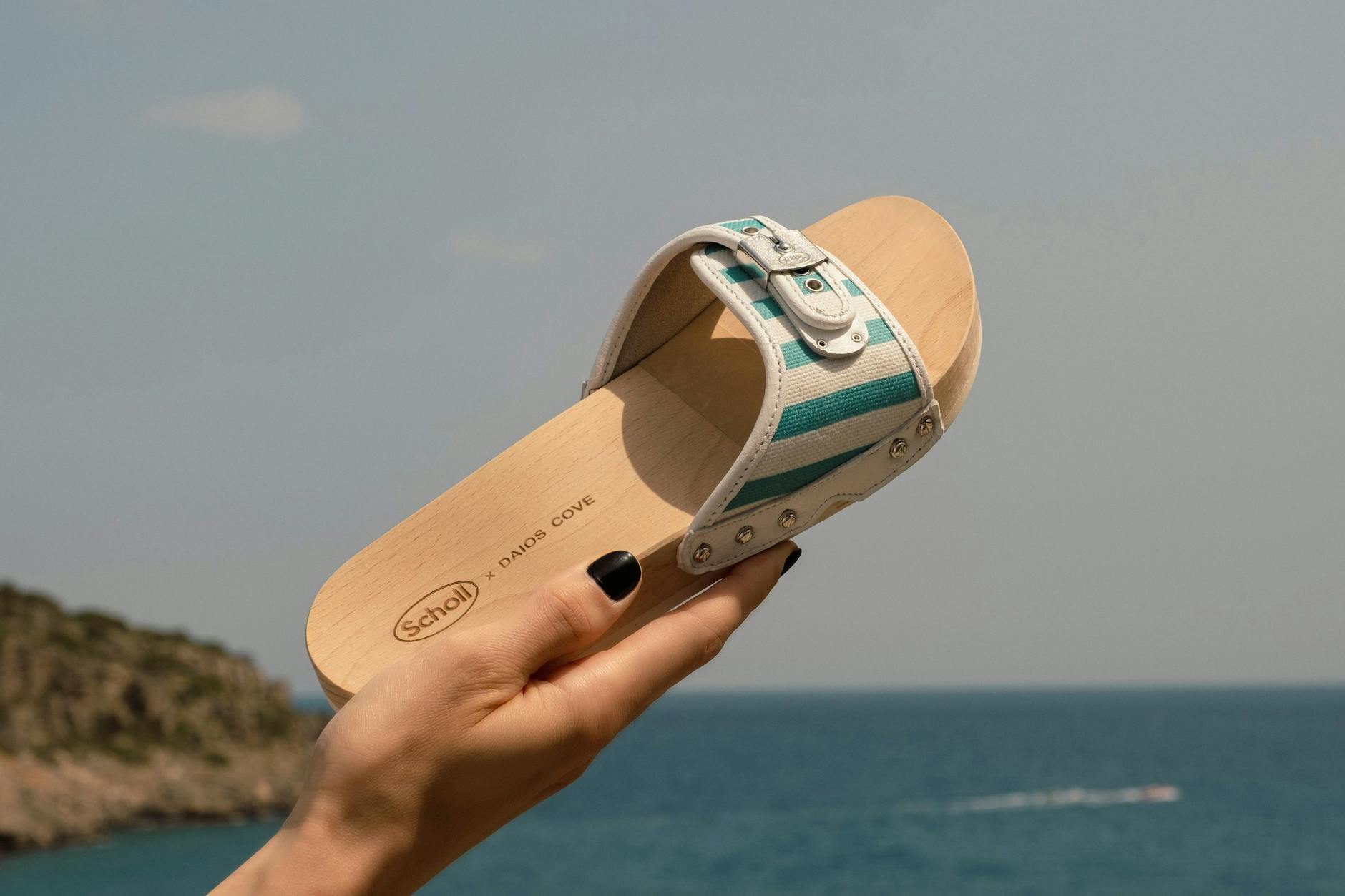 Untenrum urlaubsreif: Die „Scholl x Daios Cove“-Sandale für 130 Euro in der Farbe des Meeres vor Griechenland.