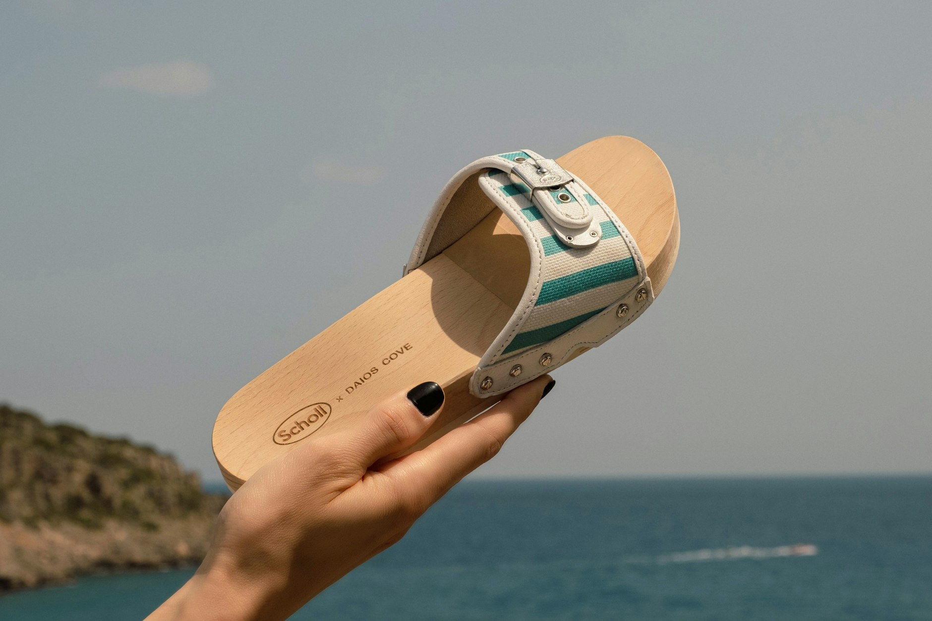 Untenrum urlaubsreif: Die „Scholl x Daios Cove“-Sandale für 130 Euro in der Farbe des Meeres vor Griechenland.