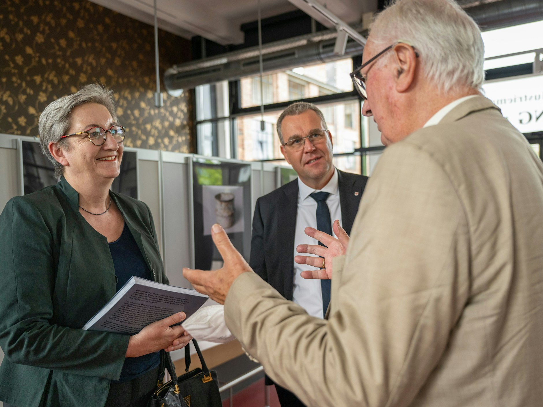 Florian Mausbach (r.) machte im Juli in Guben Bundesbauministerin Klara Geywitz (SPD) und Brandenburgs Infrastruktur-Staatssekretär Rainer Genilke (CDU) das Projekt des Wiederaufbaus der Villa Wolf schmackhaft.