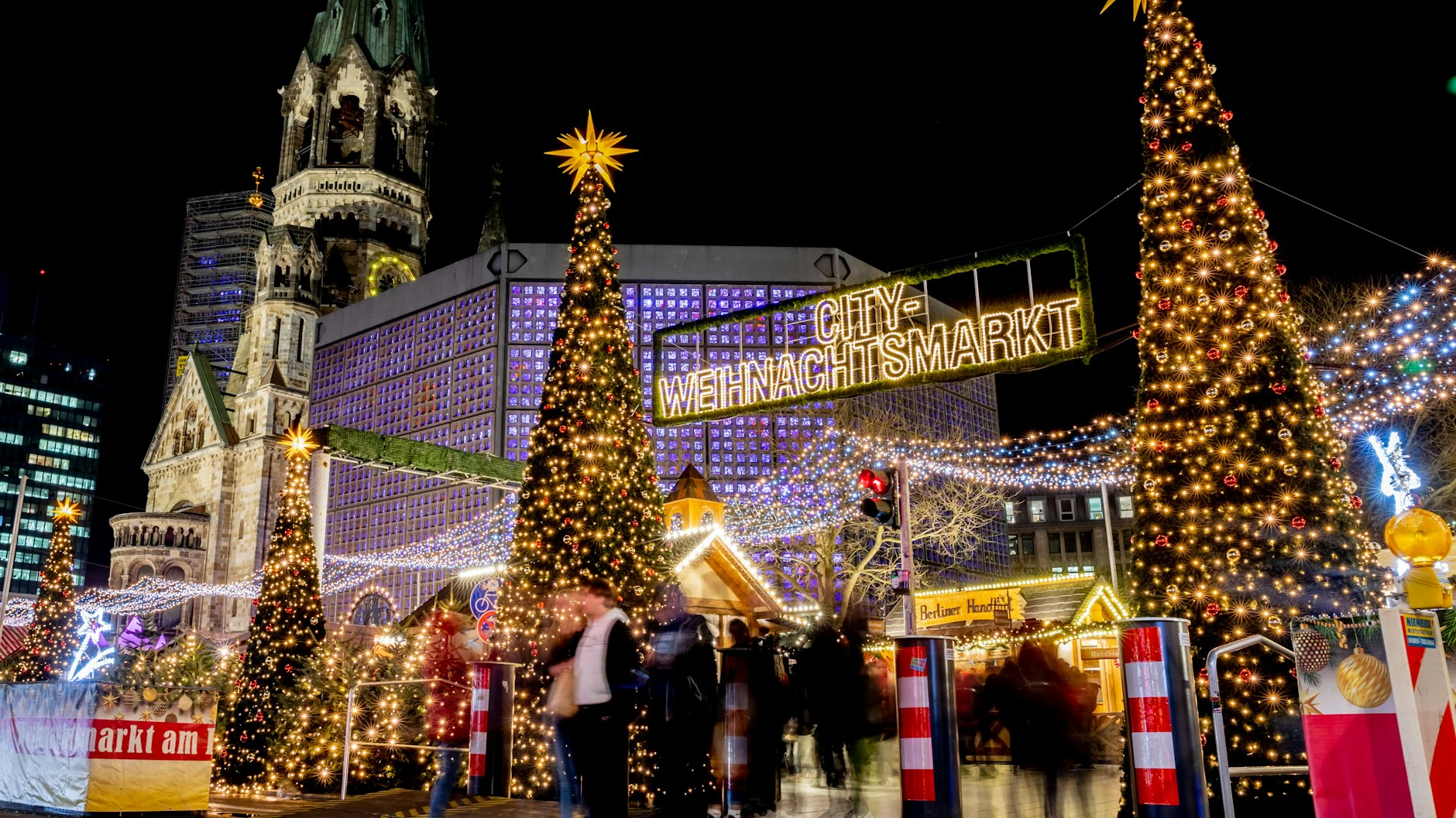 Der Lichterglanz darf nicht fehlen, das gilt auch für den Weihnachtsmarkt am Breitscheidplatz.