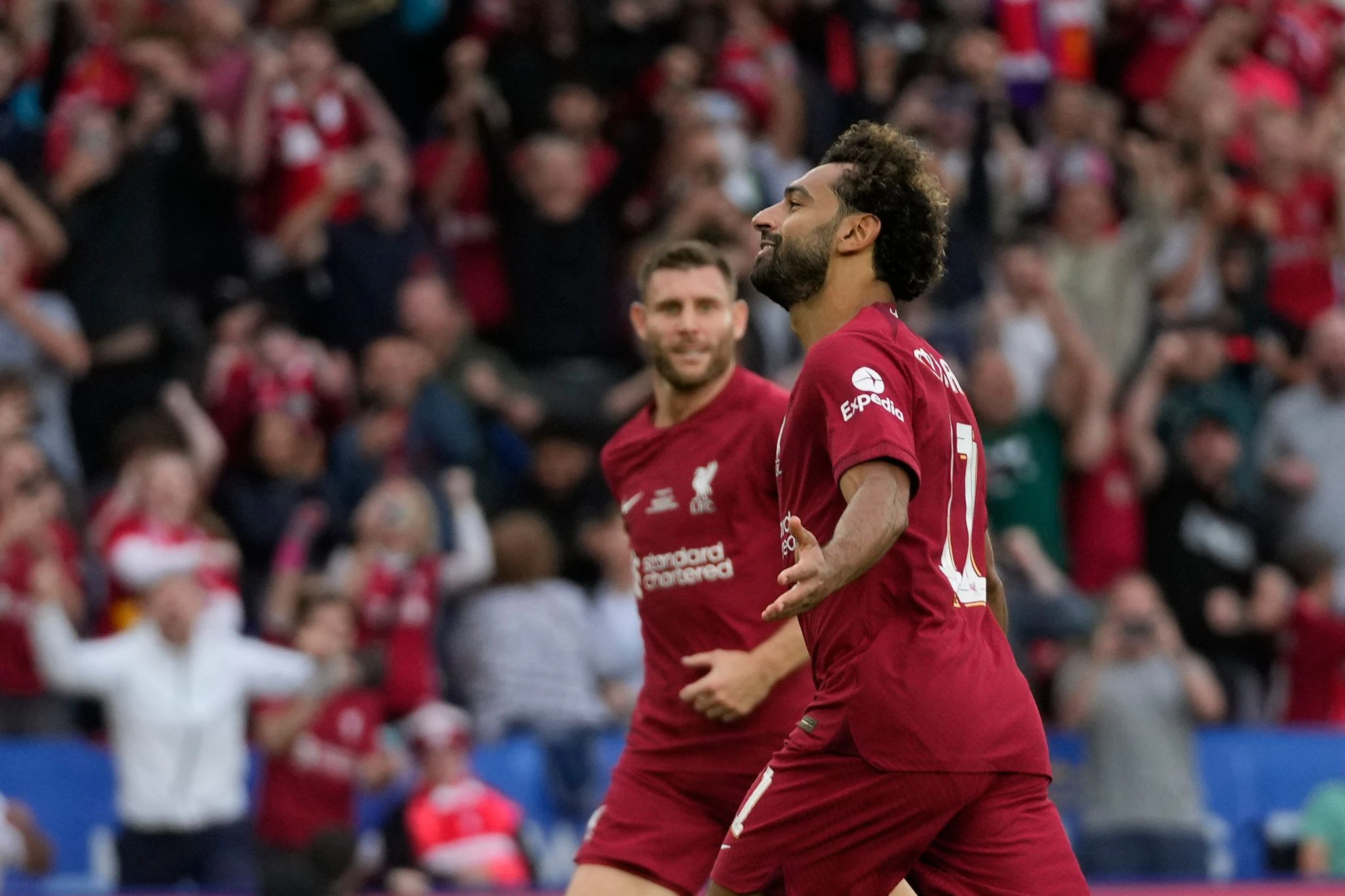 Liverpools Mohamed Salah (r) jubelt über sein Tor zum 2:1 gegen Manchester City.  