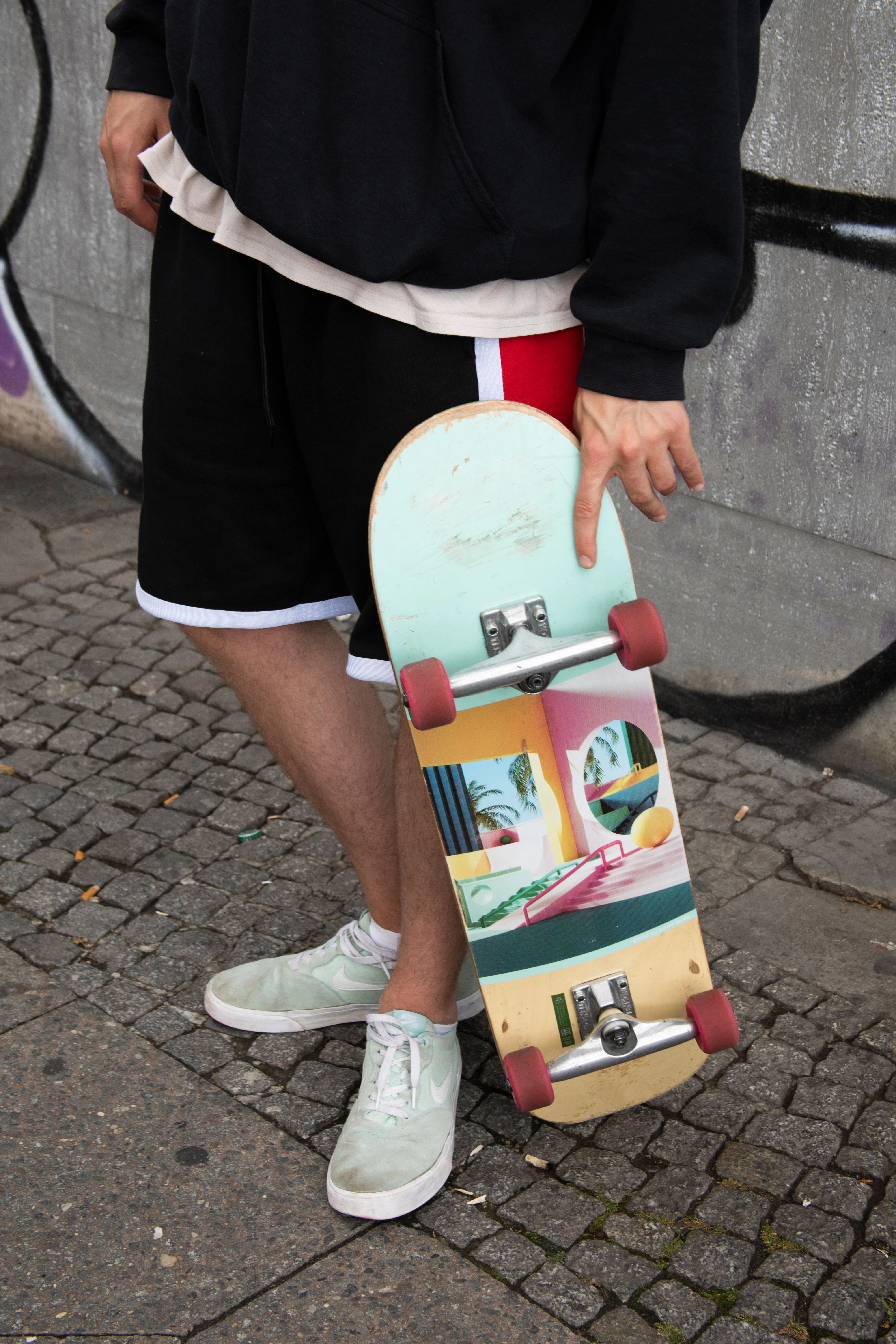 Passend zum pastellfarbenen Skateboard-Deck mit Motiv von Peter Tarka trägt Fabi Nike Dunks in Mint.