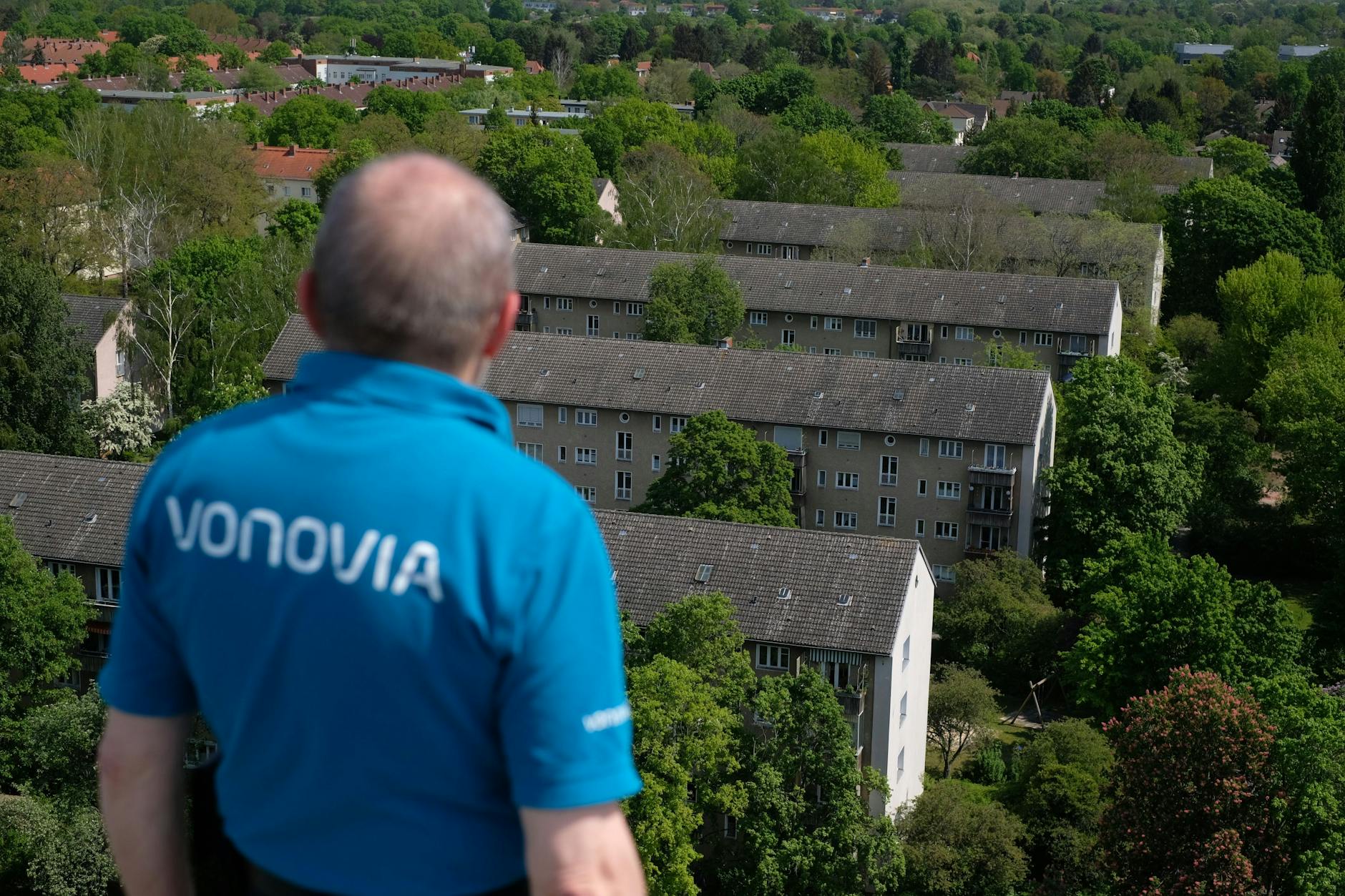 Die börsennotierte Vonovia ist der größte private Vermieter in Berlin. Hier blickt ein Mitarbeiter des Konzerns auf Wohnungen im Ziekowkiez in Reinickendorf.
