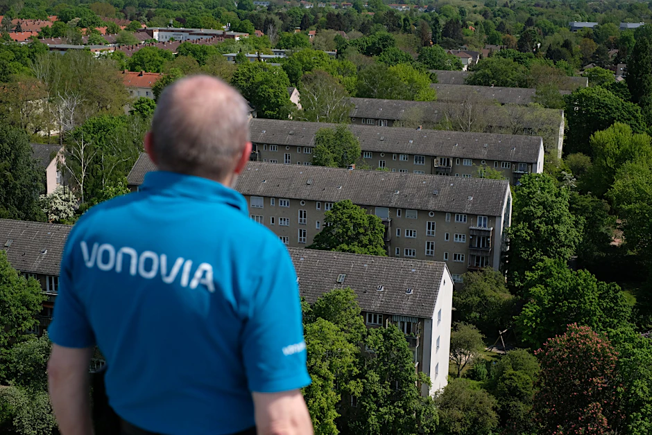 Die börsennotierte Vonovia ist der größte private Vermieter in Berlin. Hier blickt ein Mitarbeiter des Konzerns auf Wohnungen im Ziekowkiez in Reinickendorf.