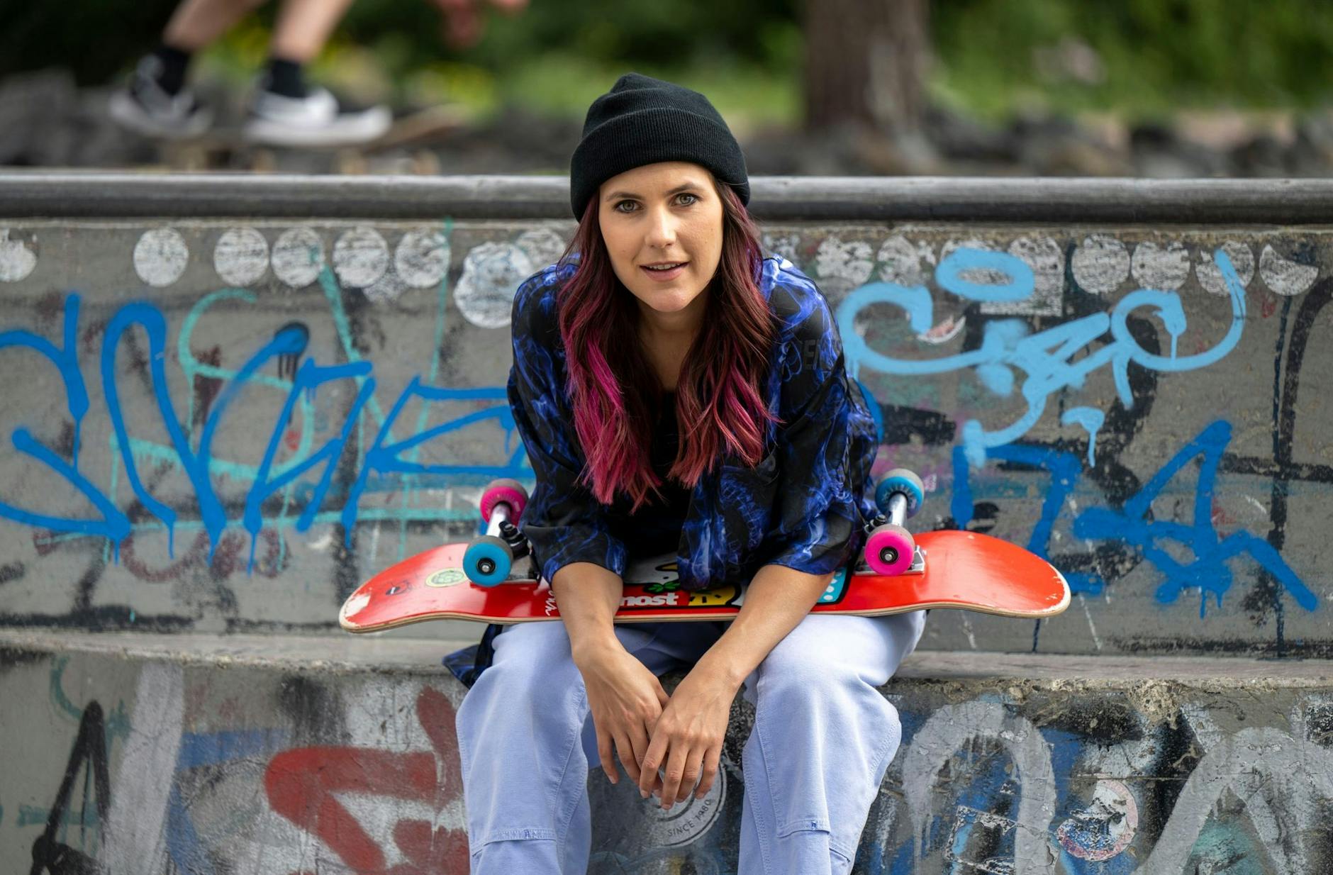 PRODUKTION - Elisabeth Furtwängler sitzt mit ihrem Skateboard im Berliner Skatepark Gleisdreieck.