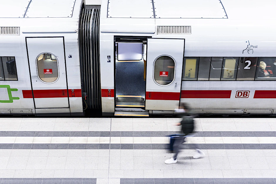 Geht es pünktlich los? Ein Intercity-Express der Deutschen Bahn (DB)