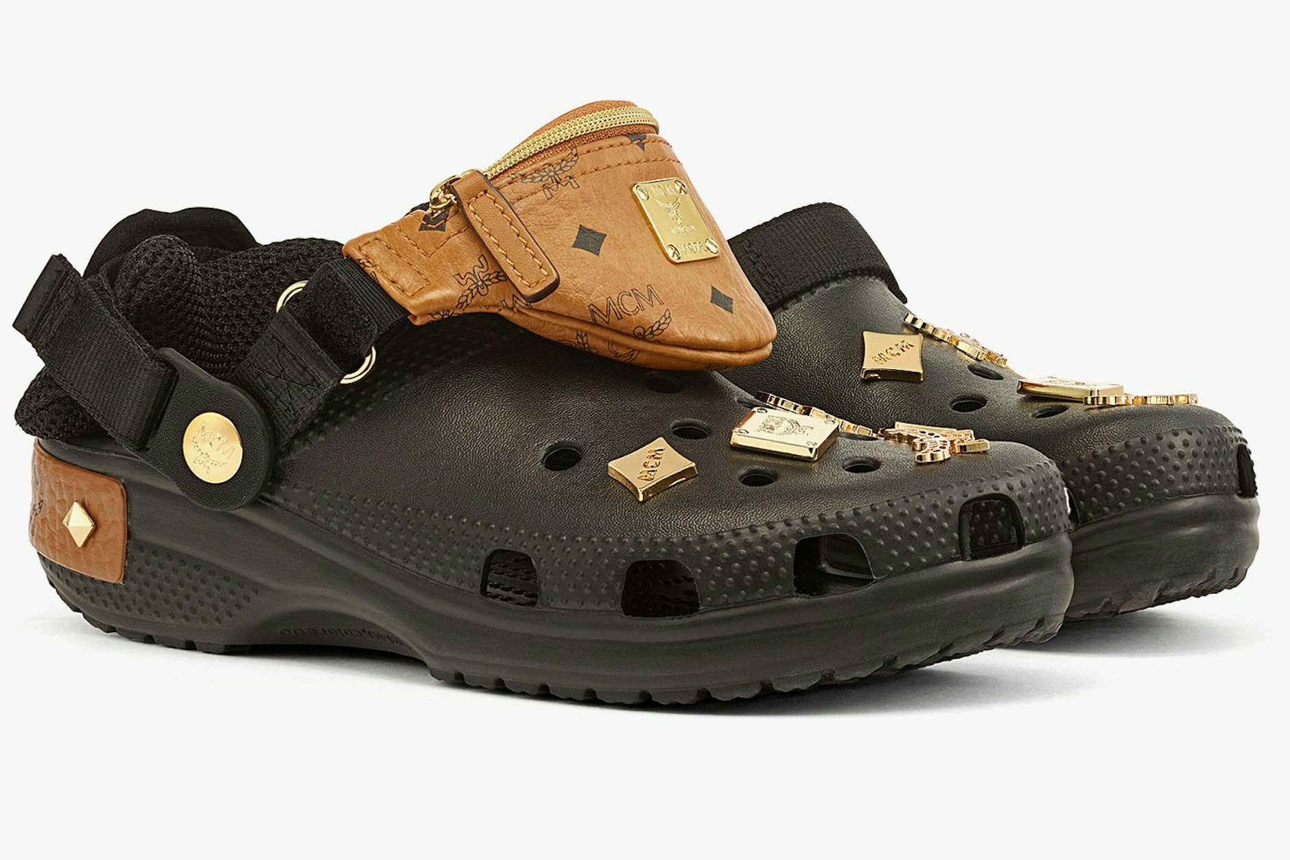 Das Wichtigste fast griffbereit: Gummischuhe von „MCM x Crocs“ für 360 Euro samt anheftbarer Gürteltasche.