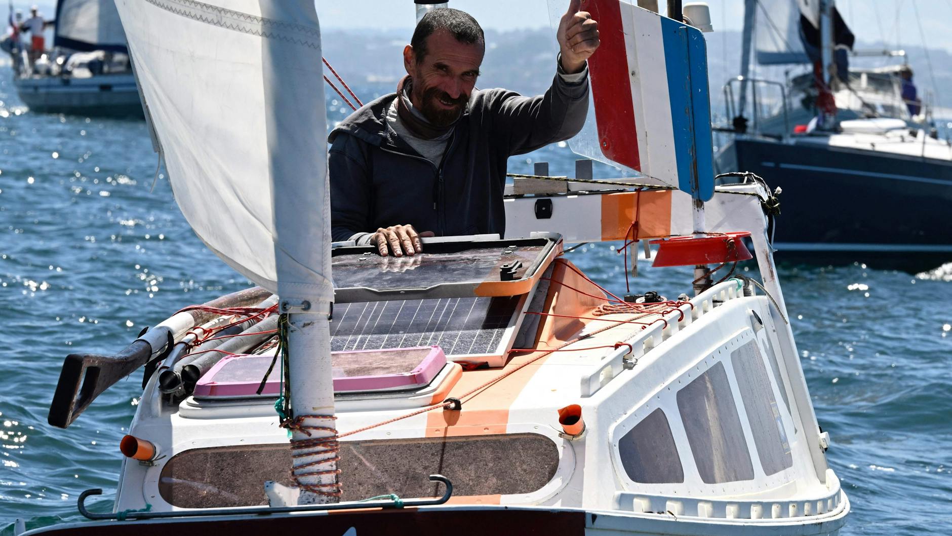 Klein, aber fein. Der Weltumsegler auf seiner „Baluchon“.