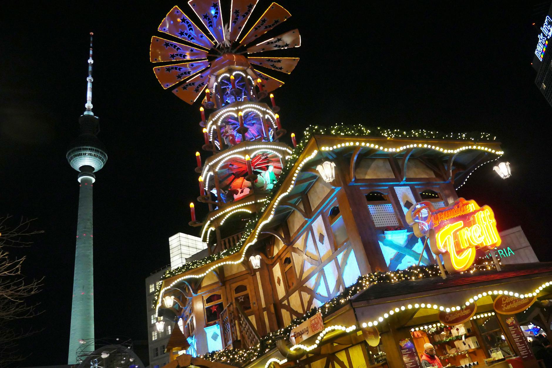 Festlich leuchtet der Weihnachtsmarkt auf dem Alexanderplatz. Das könnte nun in diesem Jahr vorbei sein.