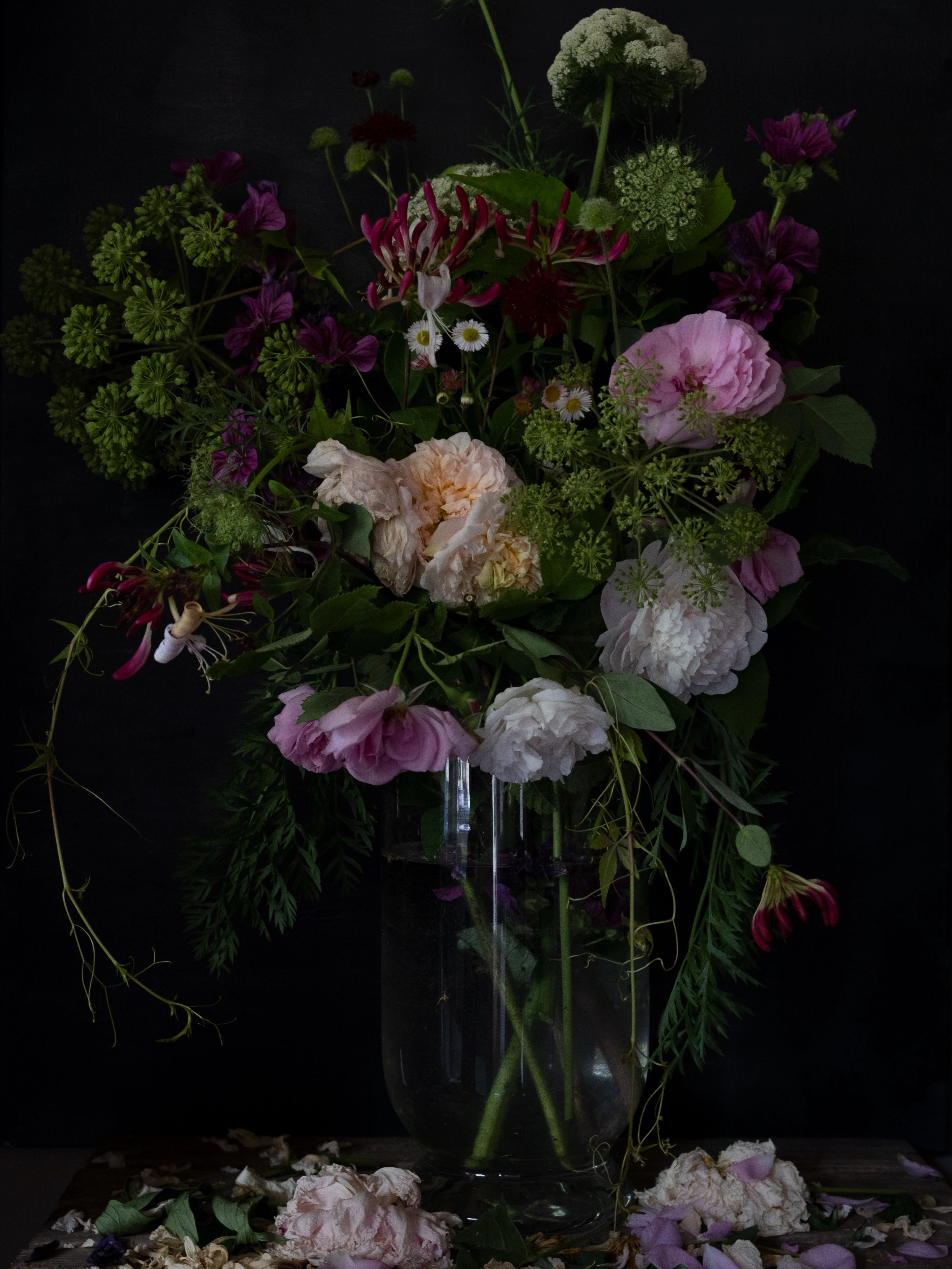 Kleine Gärten im Zimmer: Im Sommer schneidet Elstermann die Blumen aus seinem Garten und stellt sie drinnen im Haus in eine Vase.